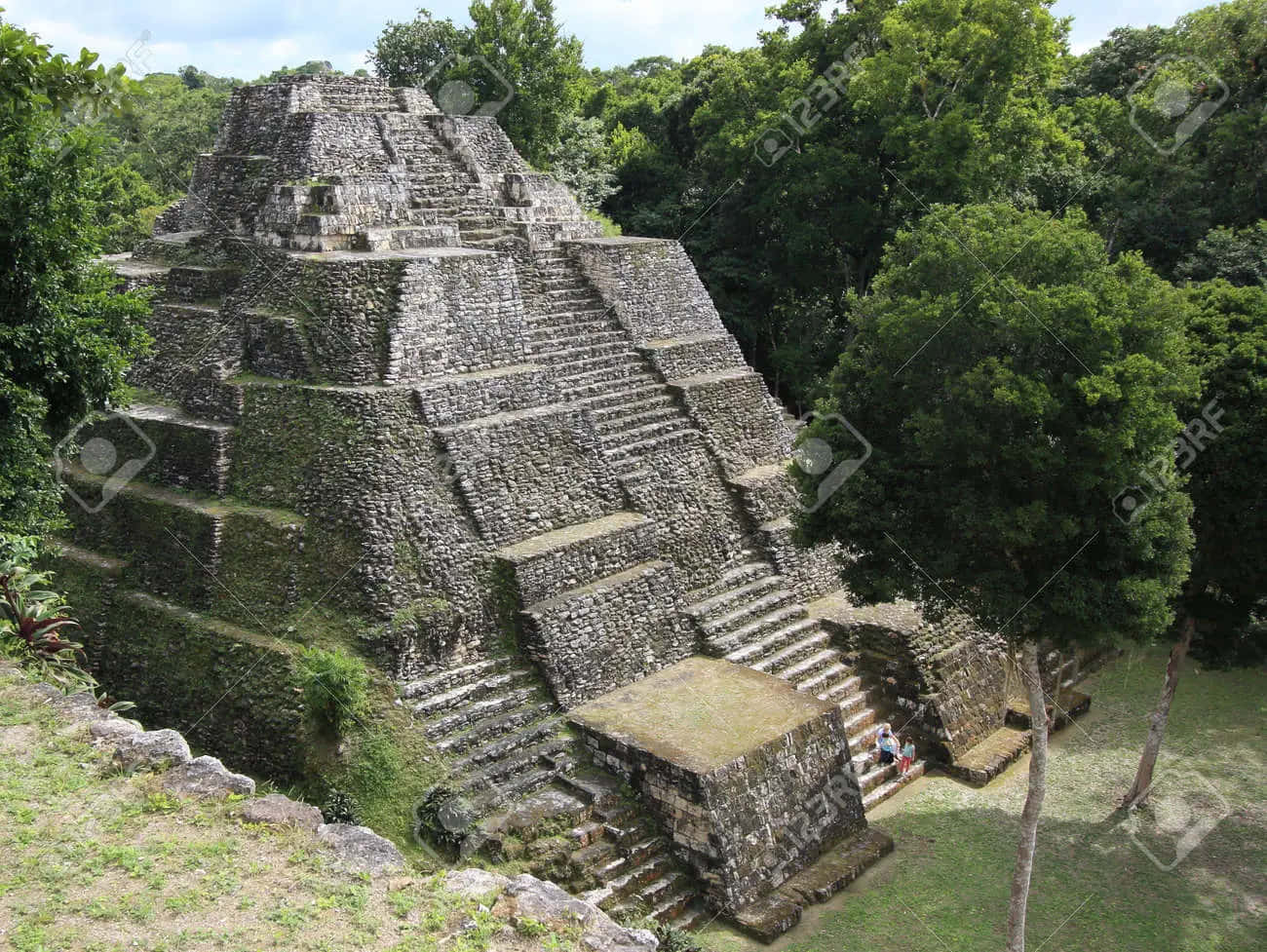 Mayan Ruins Of Copan, stone pyramid temple, dense green jungle, HD Desktop Wallpaper