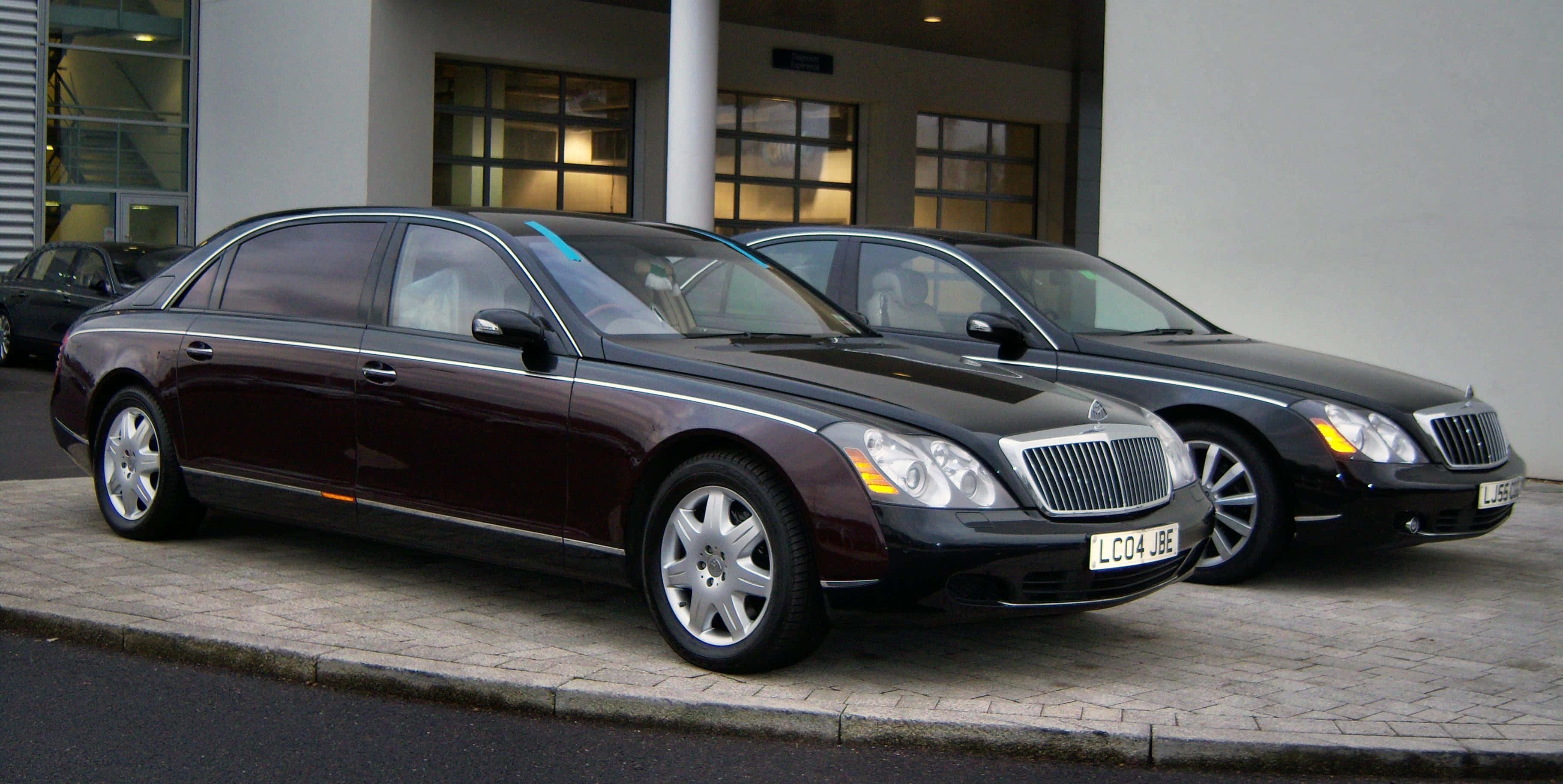 Maybach 62s, luxury sedans, paved sidewalk, 2K Desktop Wallpaper