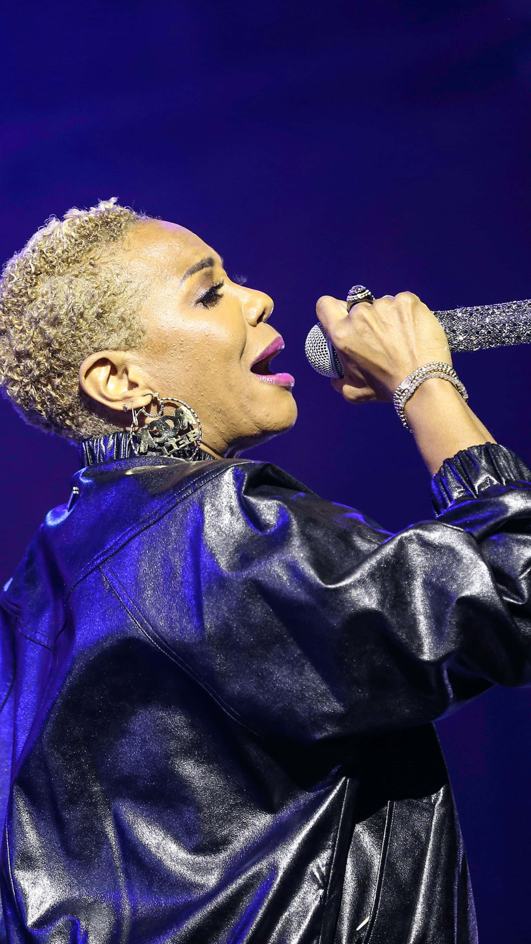 M C Lyte, glittering microphone, deep blue stage lights, 4K Phone Wallpaper