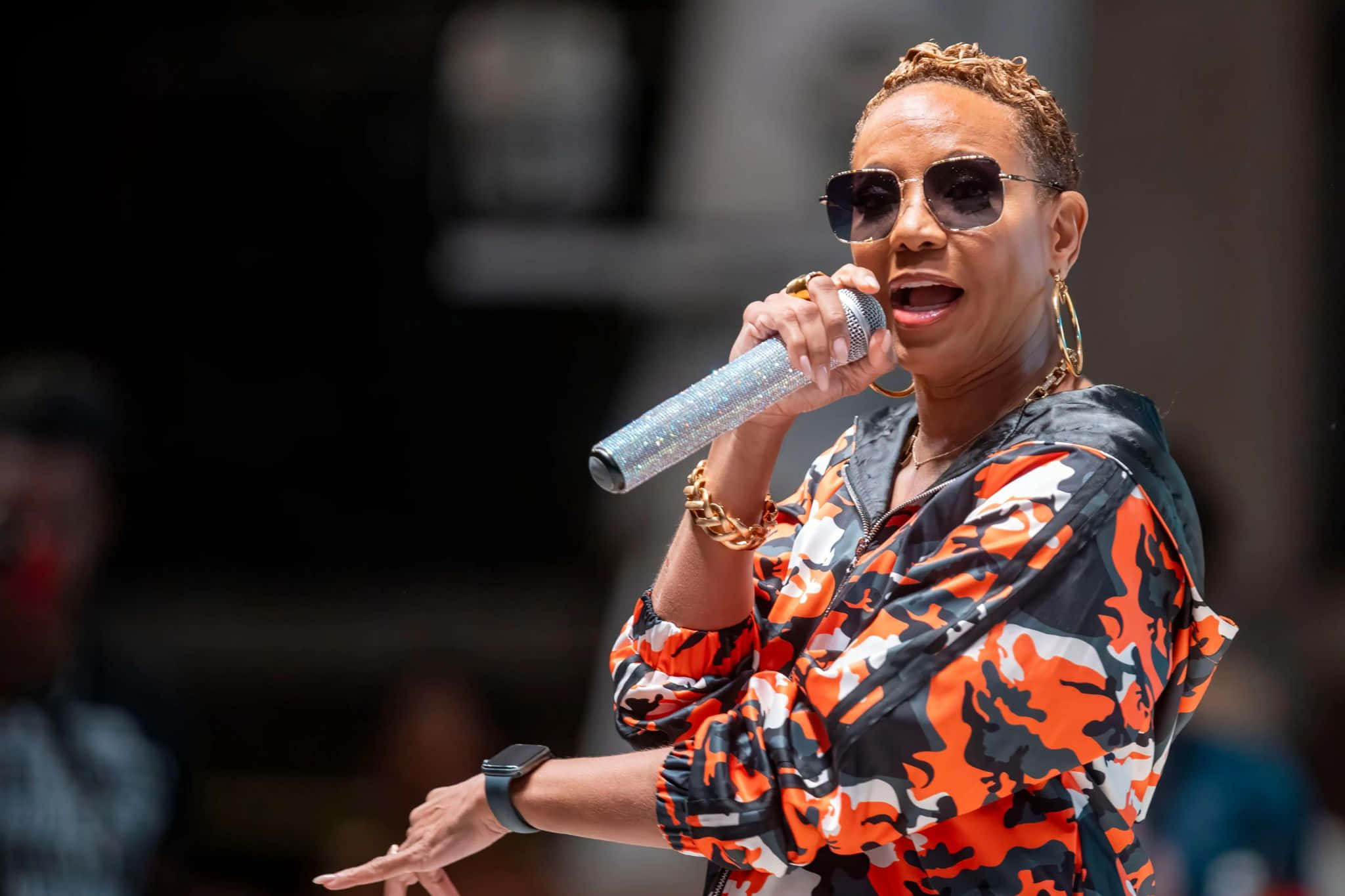 M C Lyte, glittering microphone, orange black and white patterned top, Full HD Desktop Wallpaper