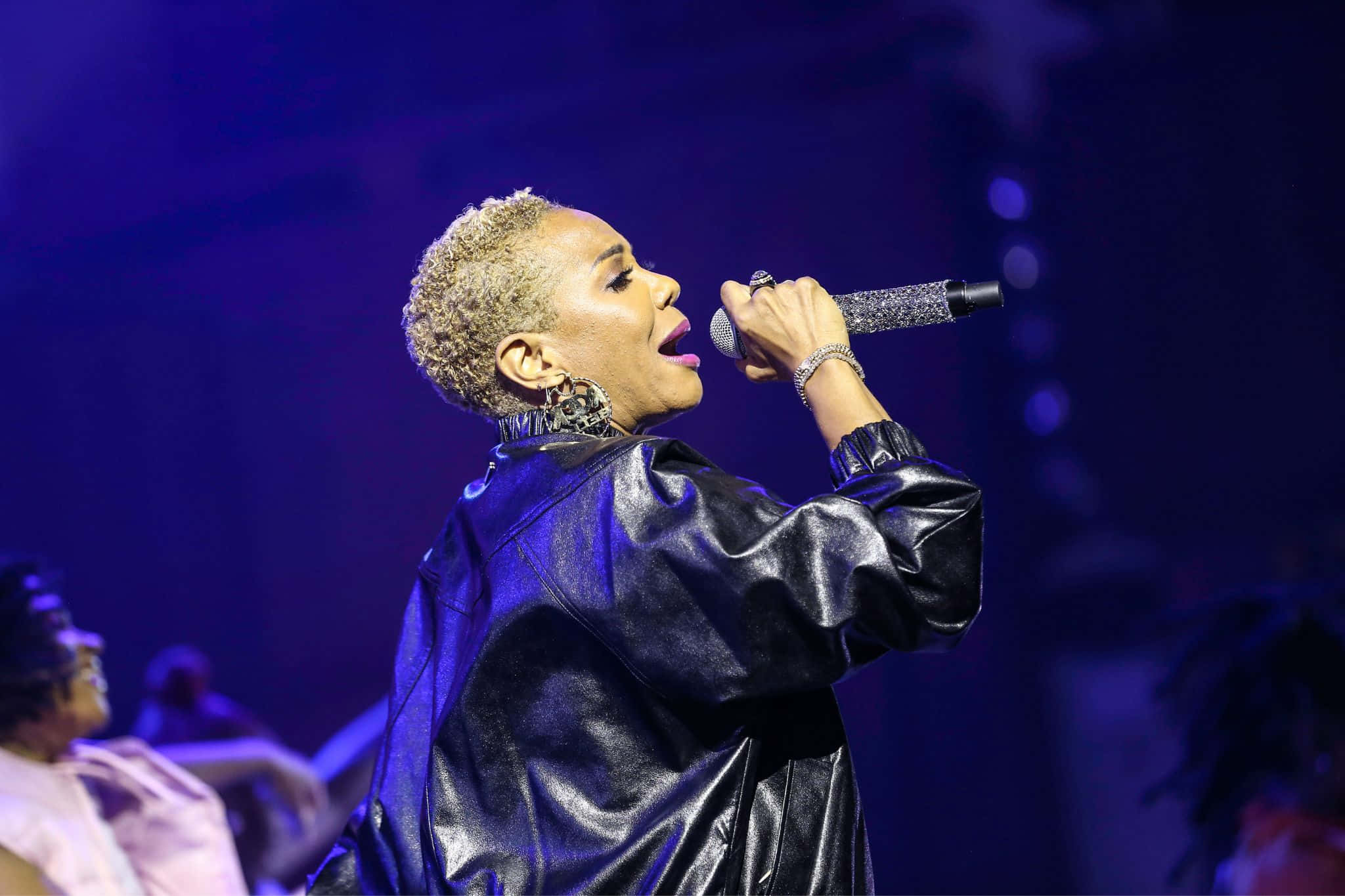M C Lyte, glittering microphone, deep blue stage lights, Full HD Desktop Wallpaper