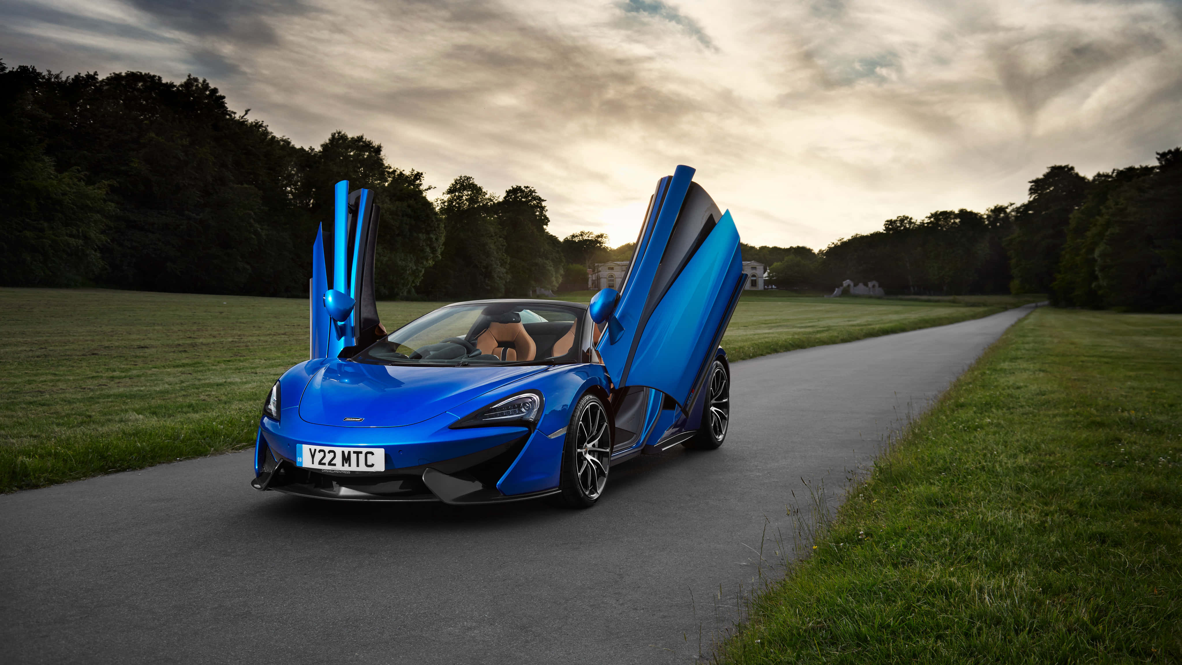 McLaren 570S, gullwing doors, vibrant blue, 4K Desktop Wallpaper