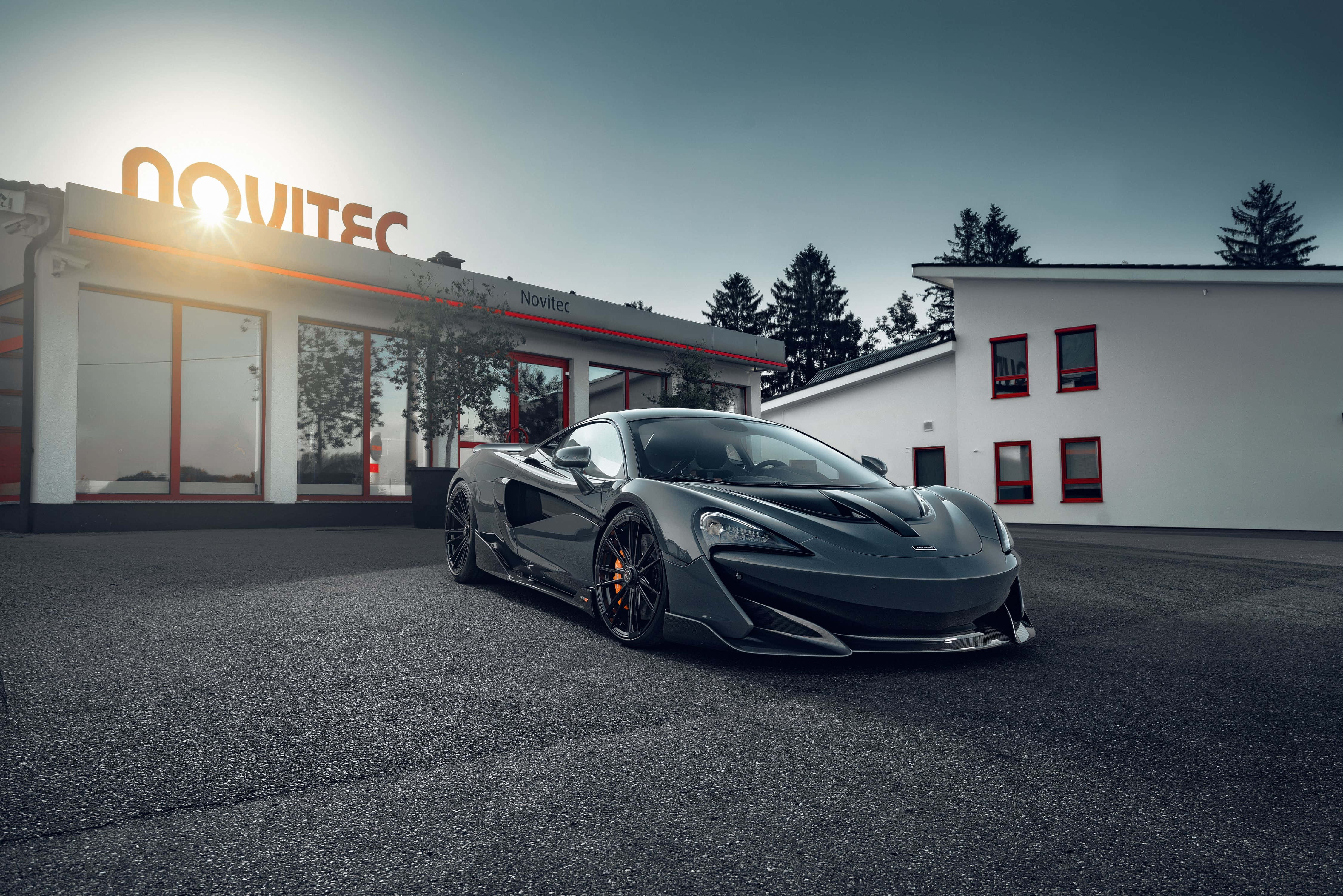 McLaren 600LT, dark gray, modern white building, 4K Desktop Wallpaper