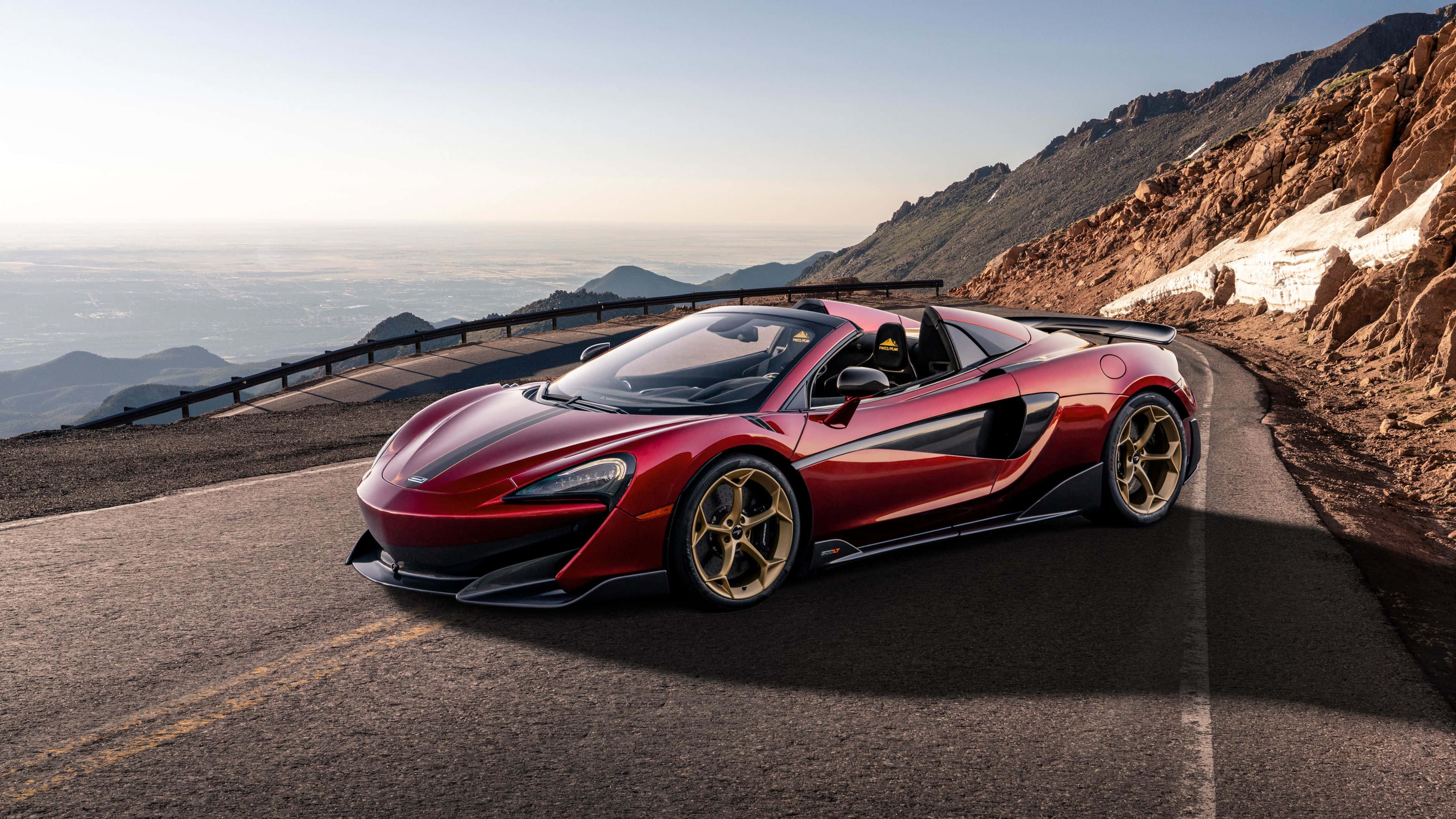 McLaren 600LT, glossy red, gold rims, 4K Desktop Wallpaper