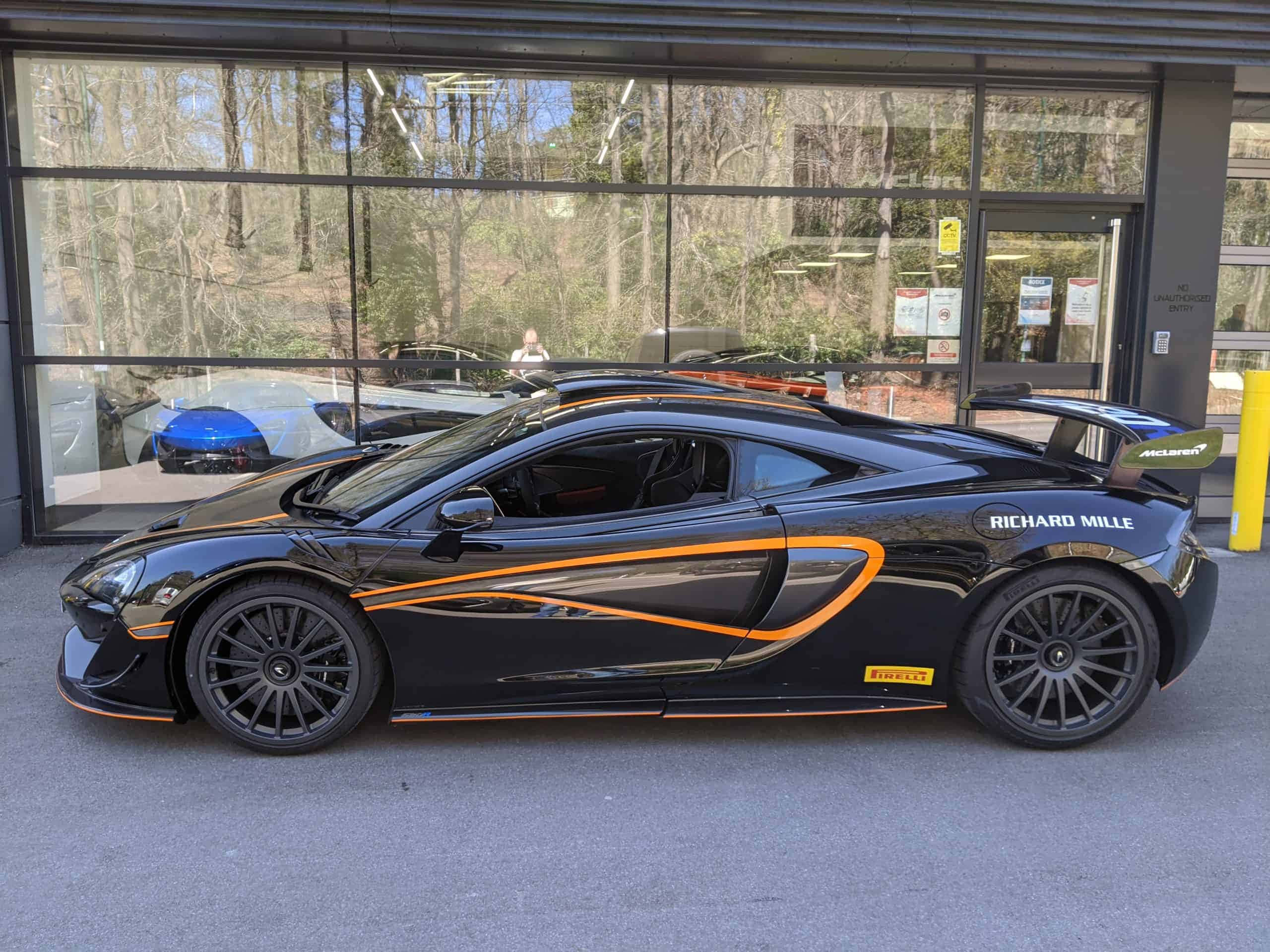 McLaren 620R, black, orange accents, 2K Desktop Wallpaper