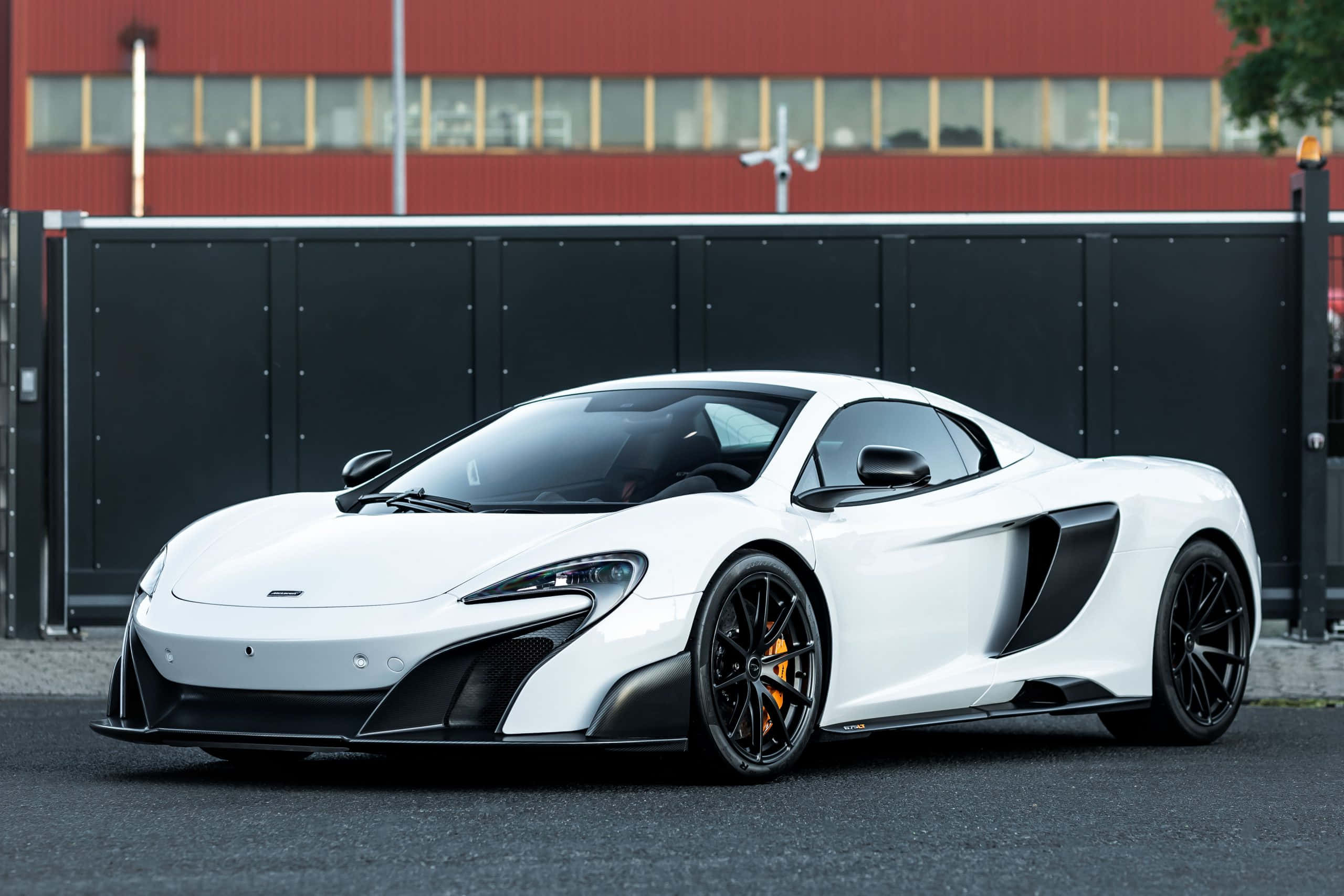 McLaren 675LT Spider, white, black accents, 2K Desktop Wallpaper