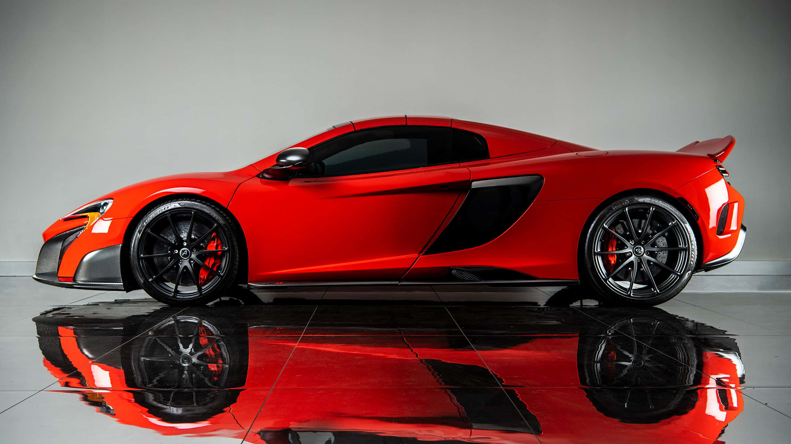 McLaren 675LT Spider, vibrant red, studio lights, 2K Desktop Wallpaper