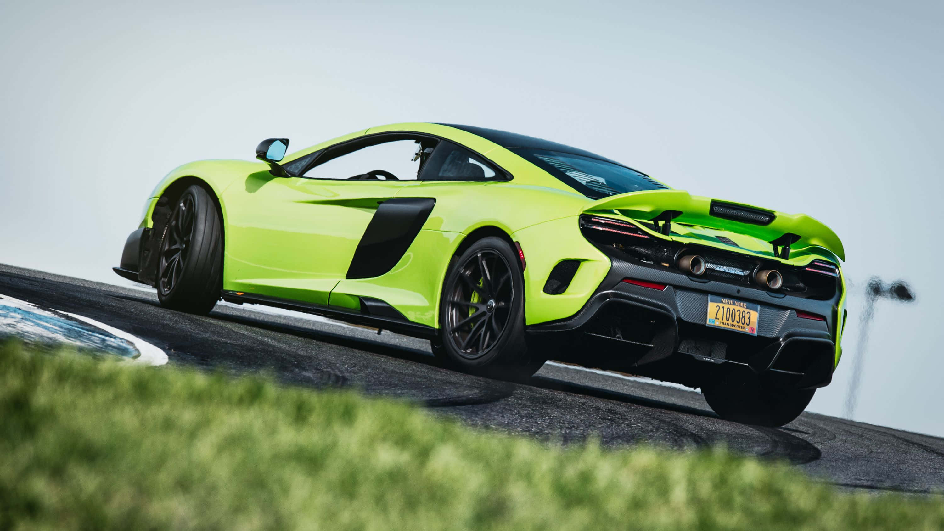 McLaren 675lt, vibrant sunset, lime green, 2K Desktop Wallpaper
