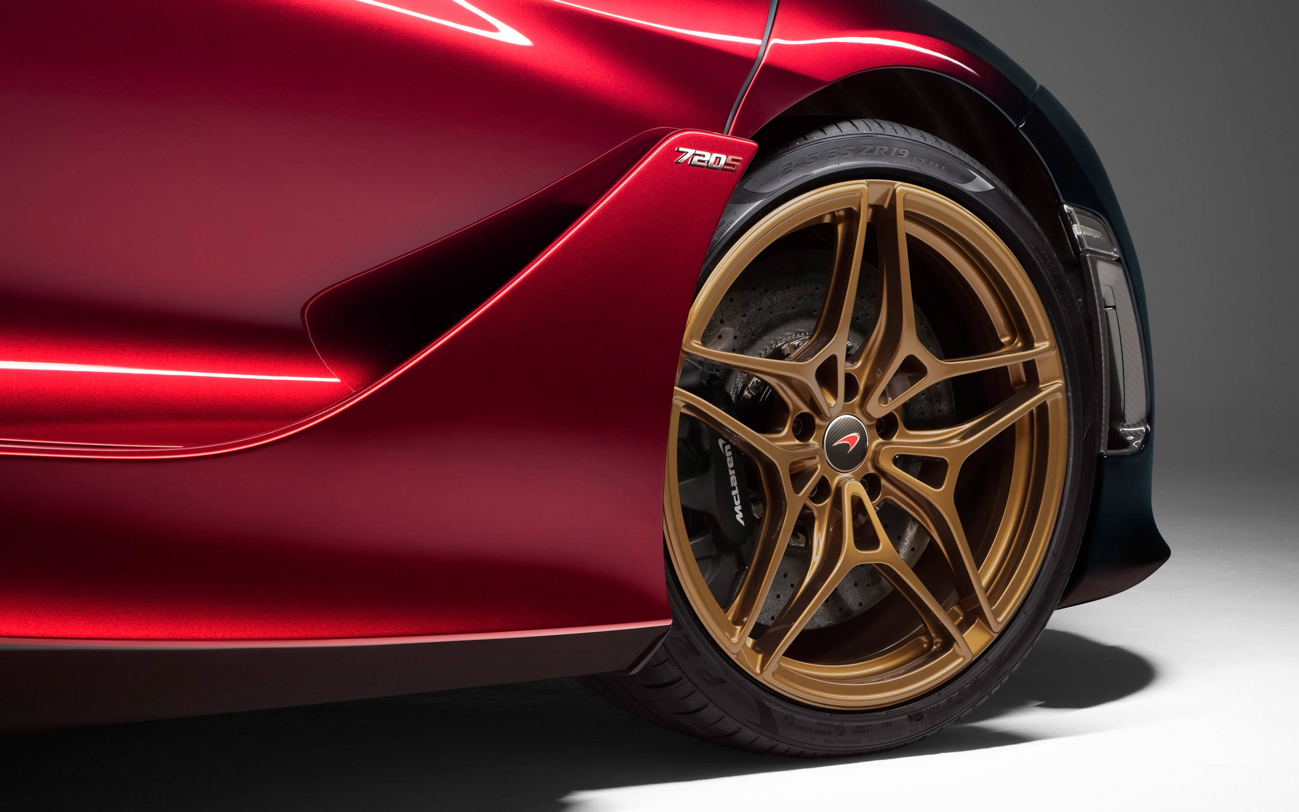 McLaren 720S, glossy red, gold alloy wheel, 2K Desktop Wallpaper