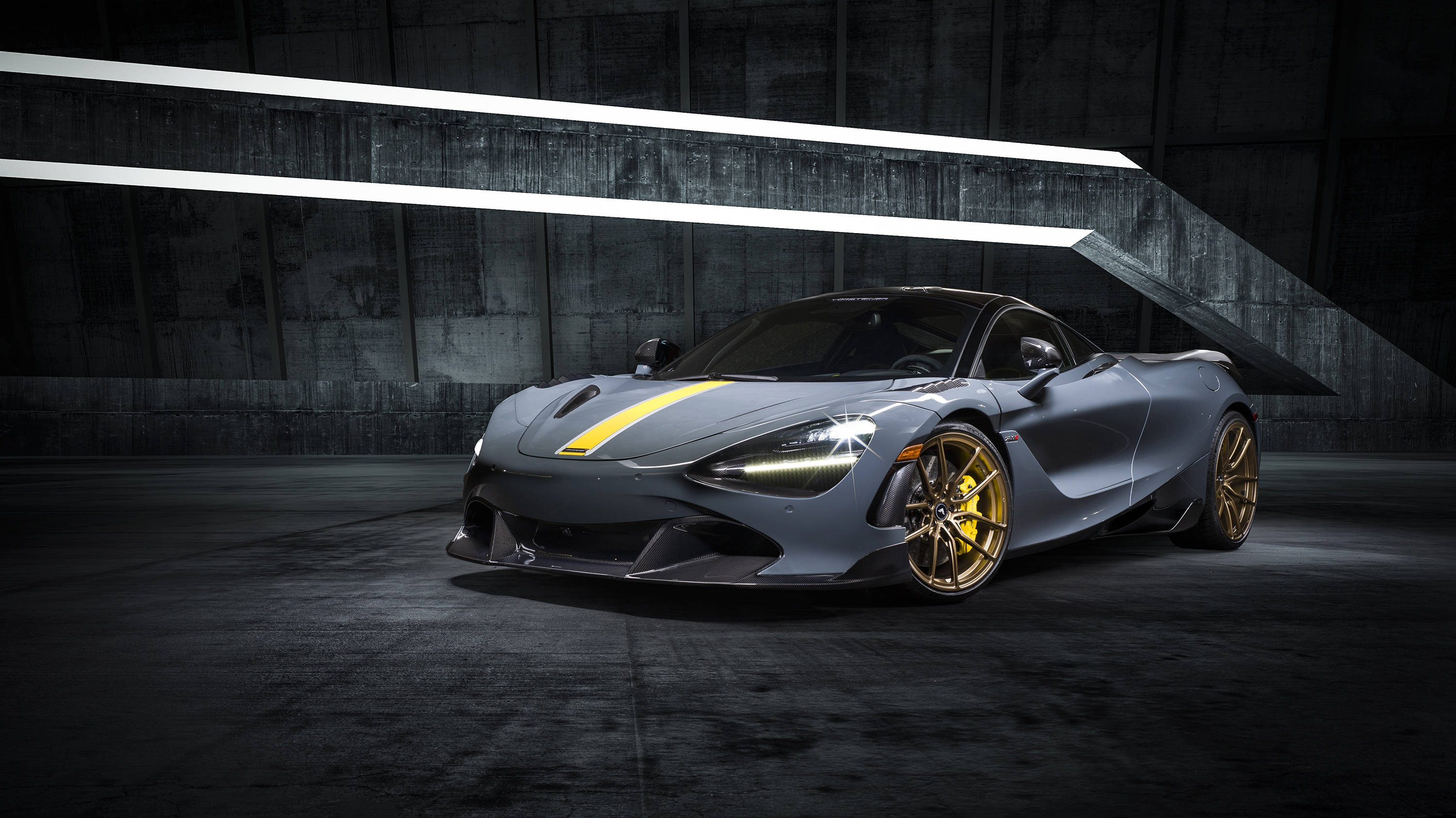 McLaren 720S, matte gray, gold accents, 2K Desktop Wallpaper