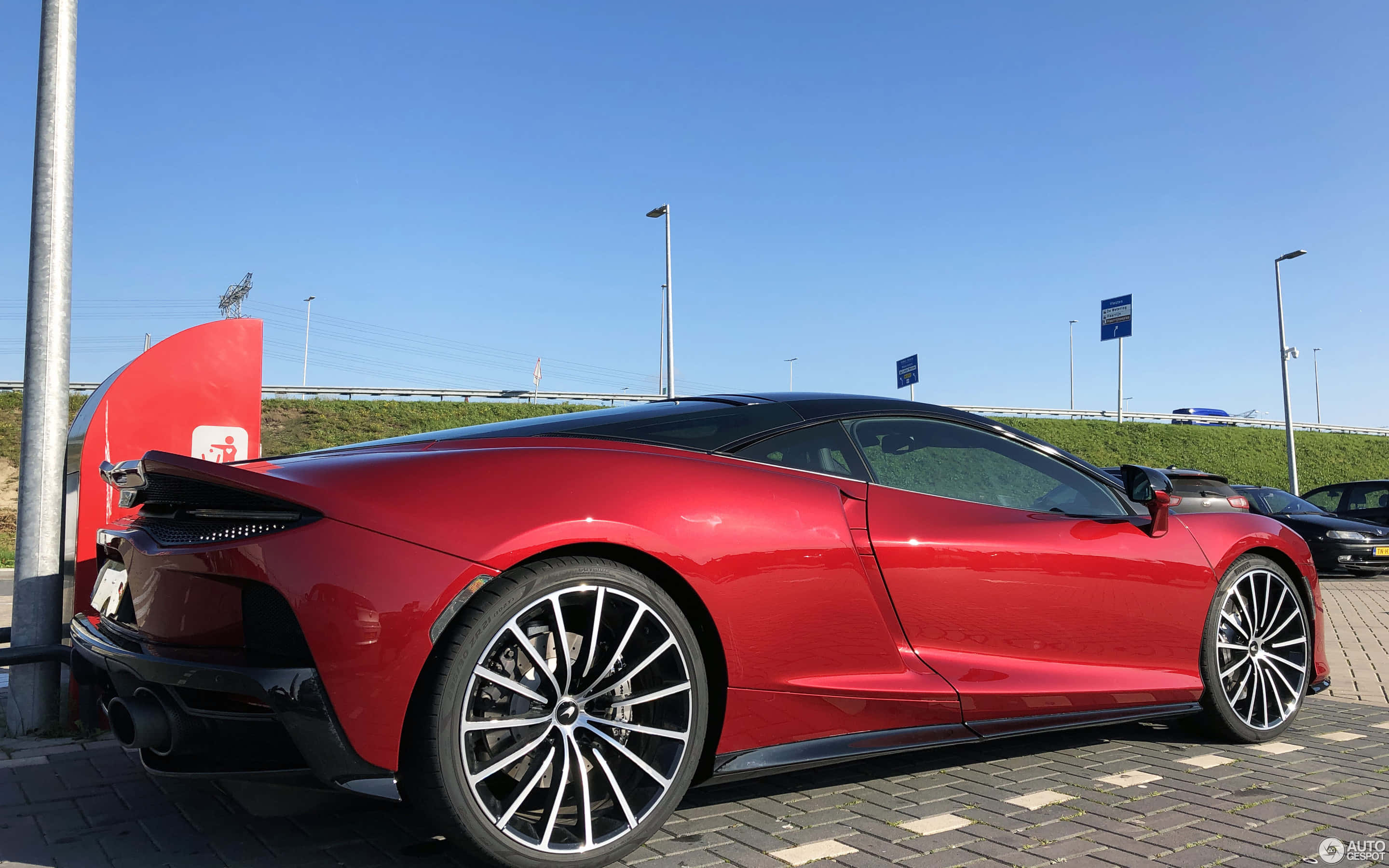 McLaren GT, 2021 model, glossy red, 2K Desktop Wallpaper
