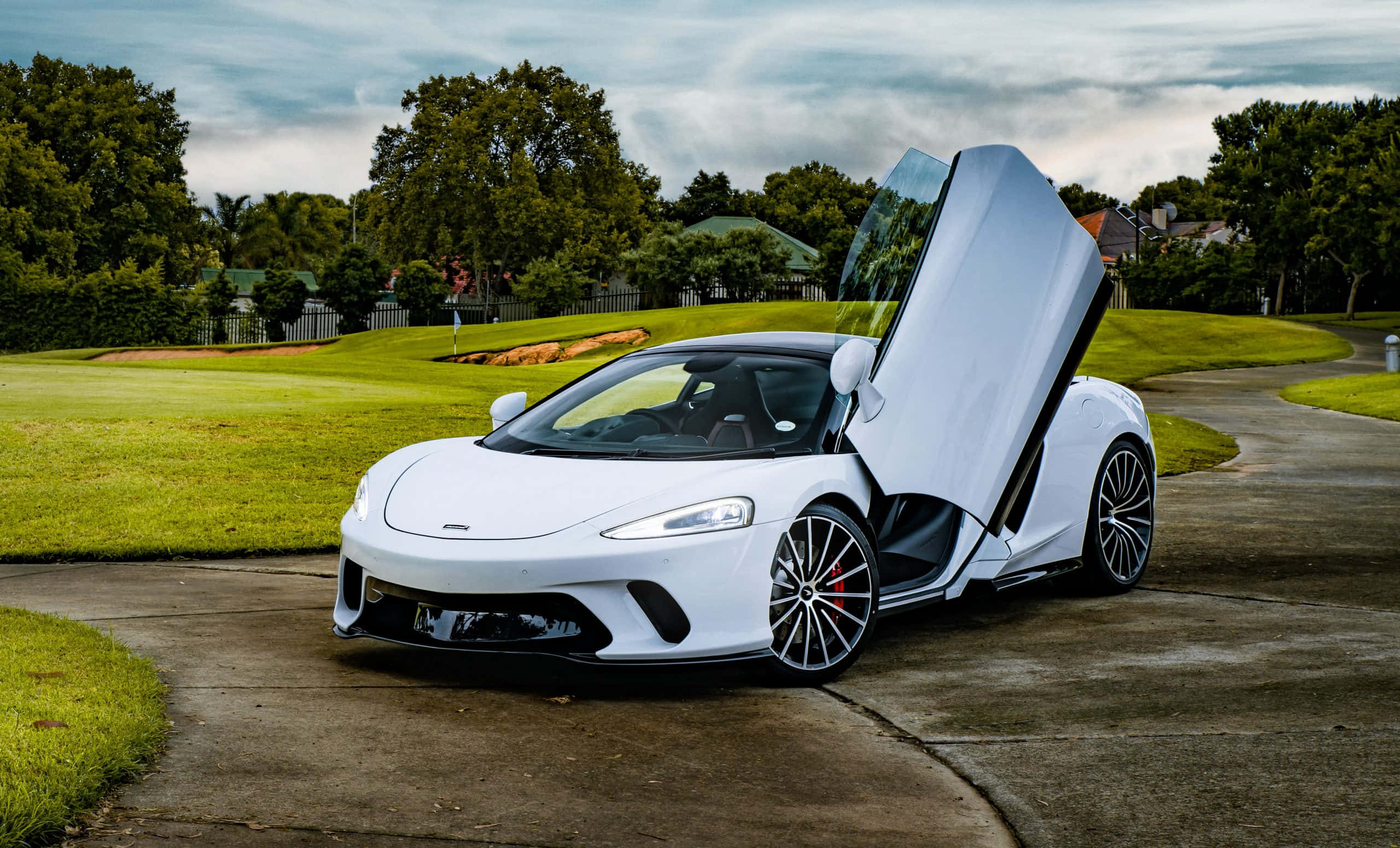 McLaren GT, white, gull-wing doors, 2K Desktop Wallpaper
