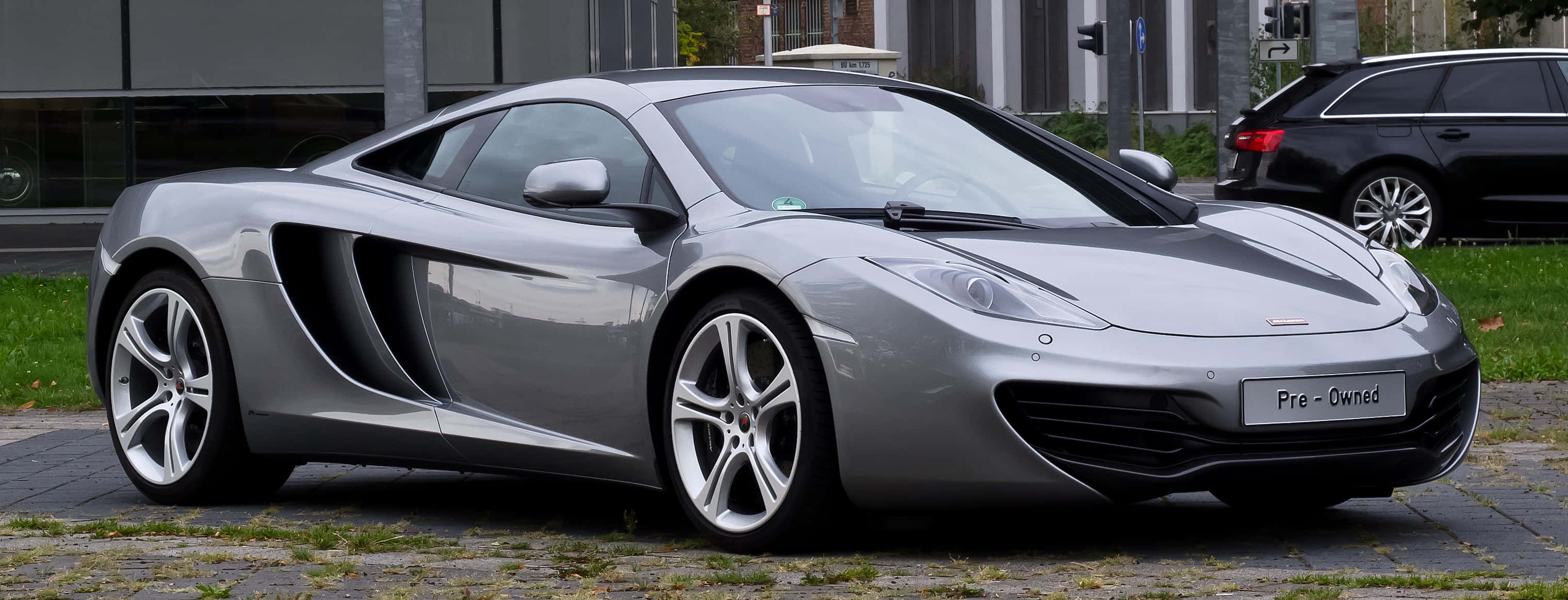 McLaren MP4-12C, silver, paved surface, 2K Desktop Wallpaper