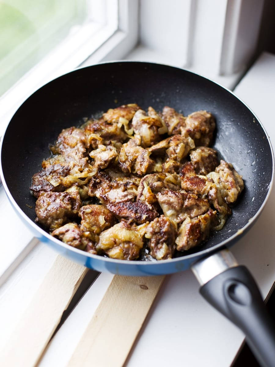 pan-fried chicken livers, blue frying pan, wooden windowsill, SD Phone Wallpaper
