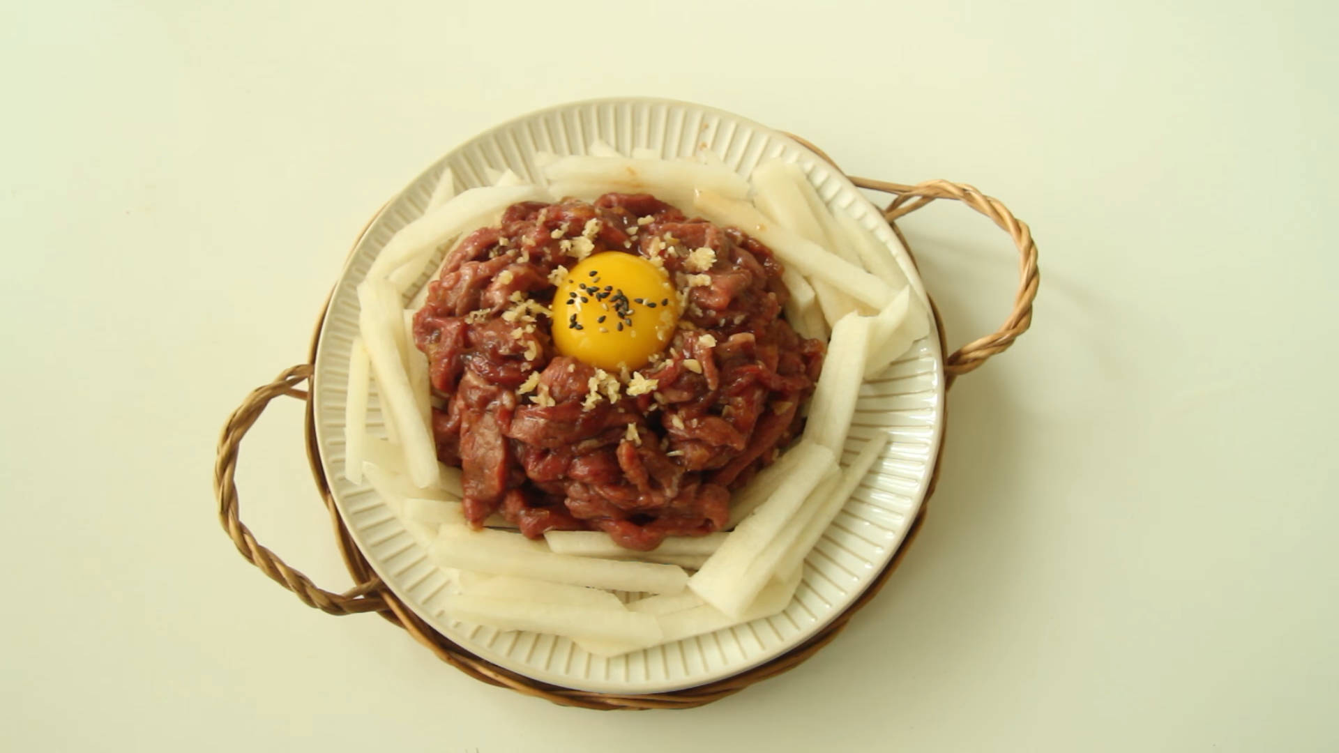 steak tartare, raw egg yolk, black pepper, Full HD Desktop Wallpaper