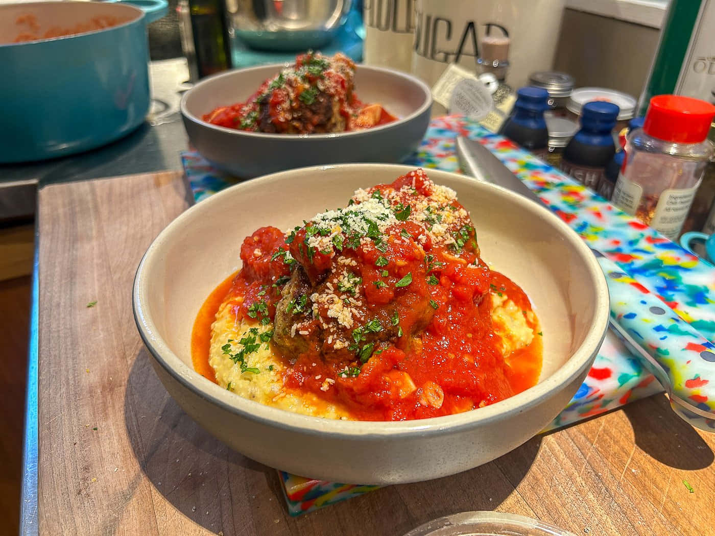 polenta, tomato sauce meatballs, beige bowl, HD Desktop Wallpaper