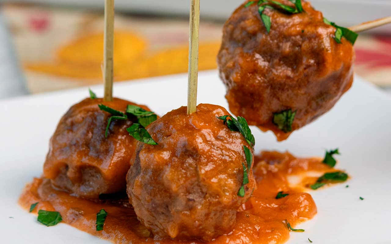 saucy meatballs appetizer, tomato sauce, fresh basil, HD Desktop Wallpaper