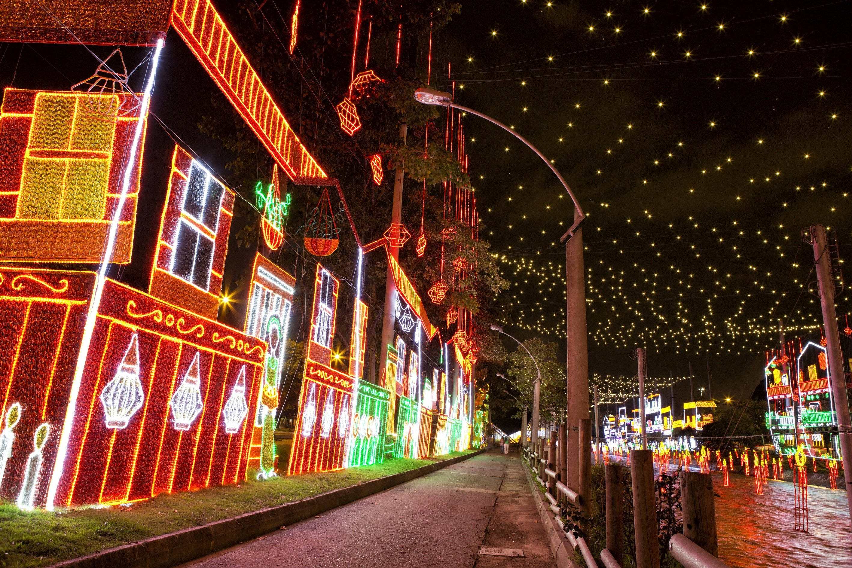 Medellin, Christmas Lighting, glowing red green and yellow festive lights, 2K Desktop Wallpaper