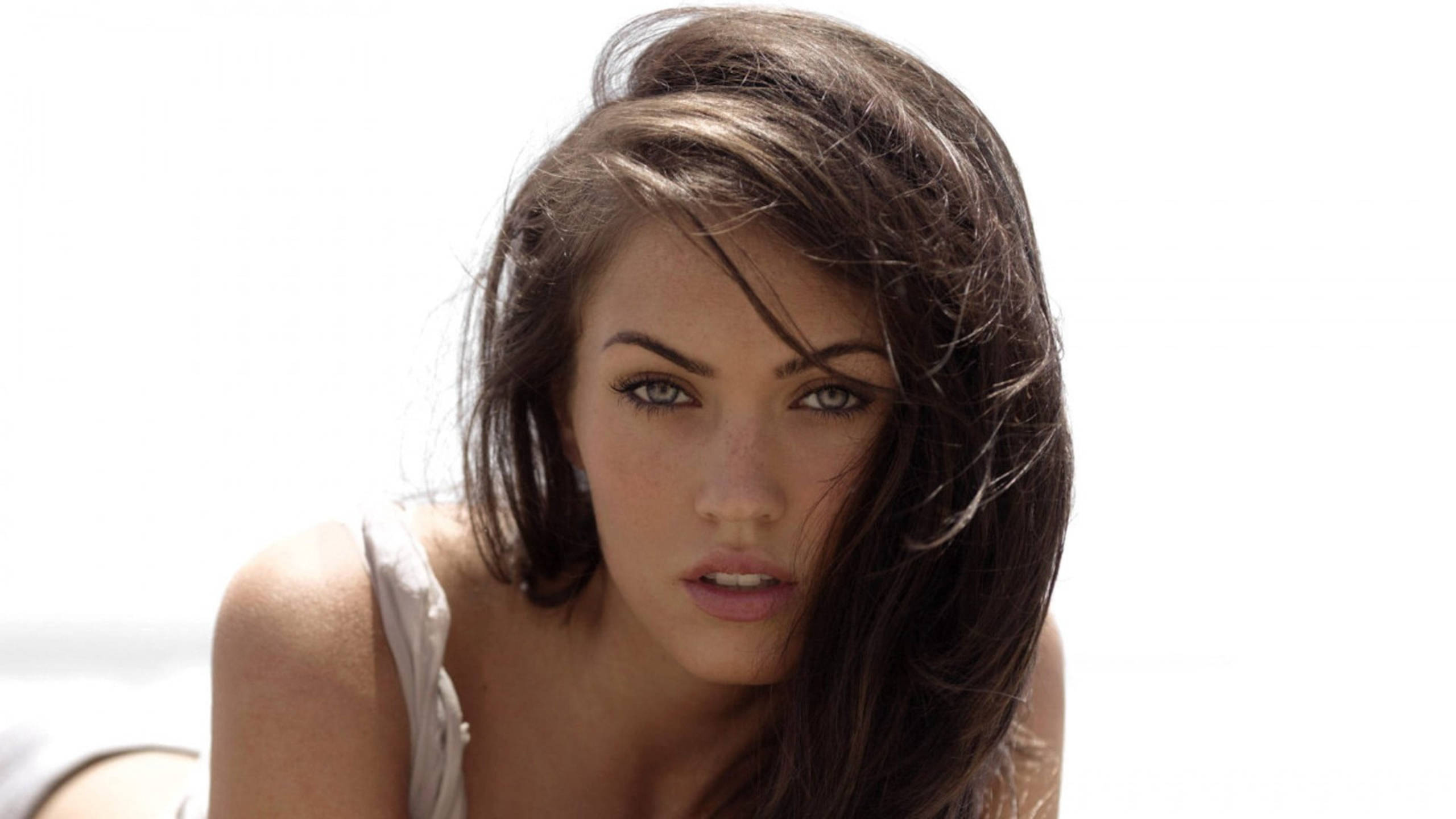 Megan Fox, brunette, windswept dark hair, 2K Desktop Wallpaper