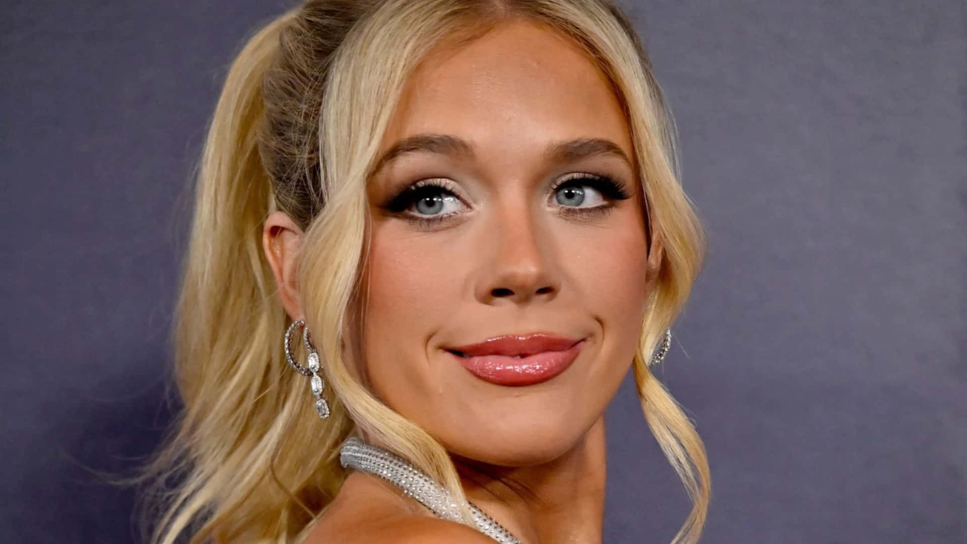 Megan Moroney, blonde woman, blue eyes, Full HD Desktop Wallpaper