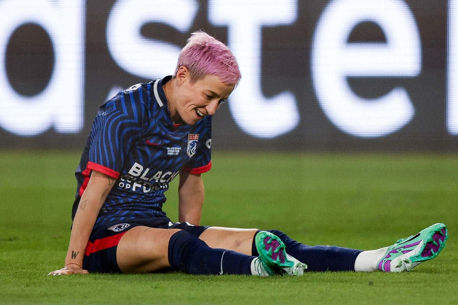 Megan Rapinoe, pink hair, blue striped jersey, HD Desktop Wallpaper