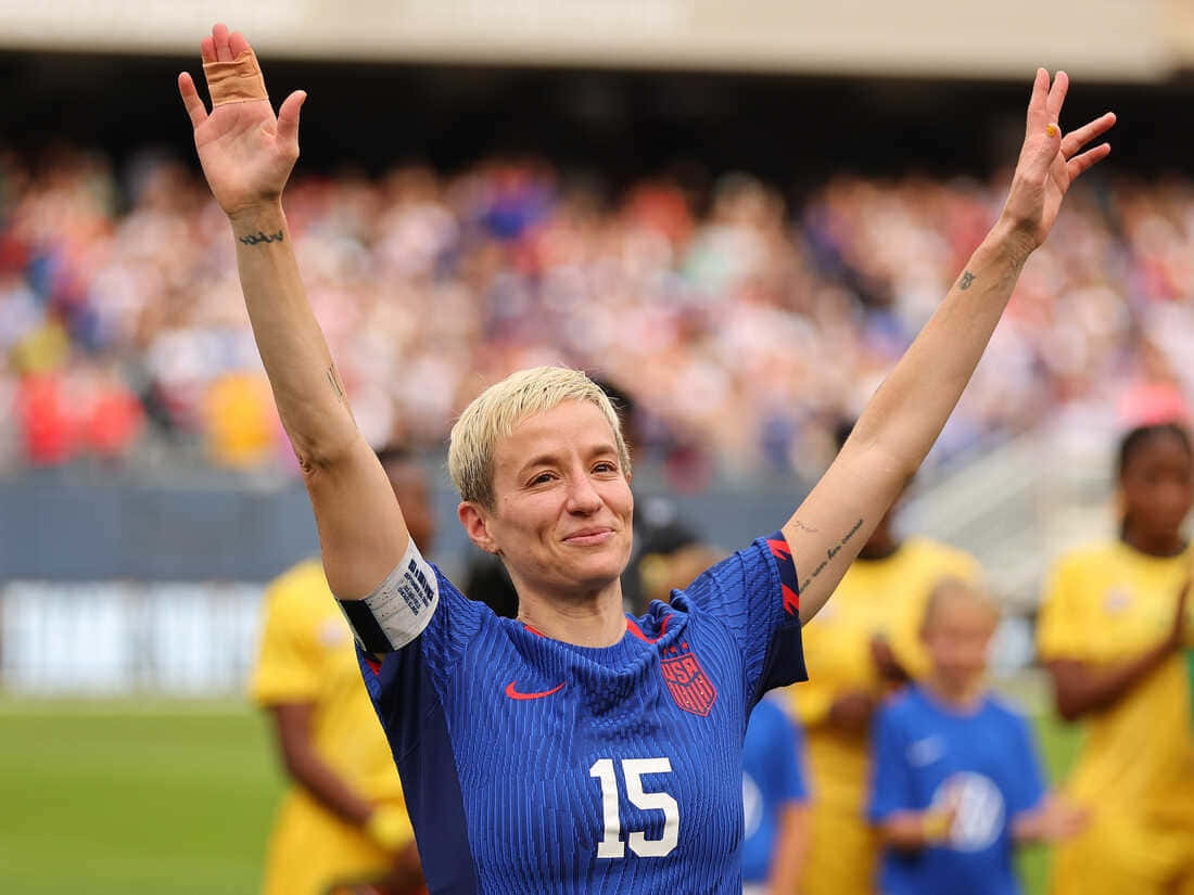 Megan Rapinoe, blue US jersey, number 15, SD Desktop Wallpaper