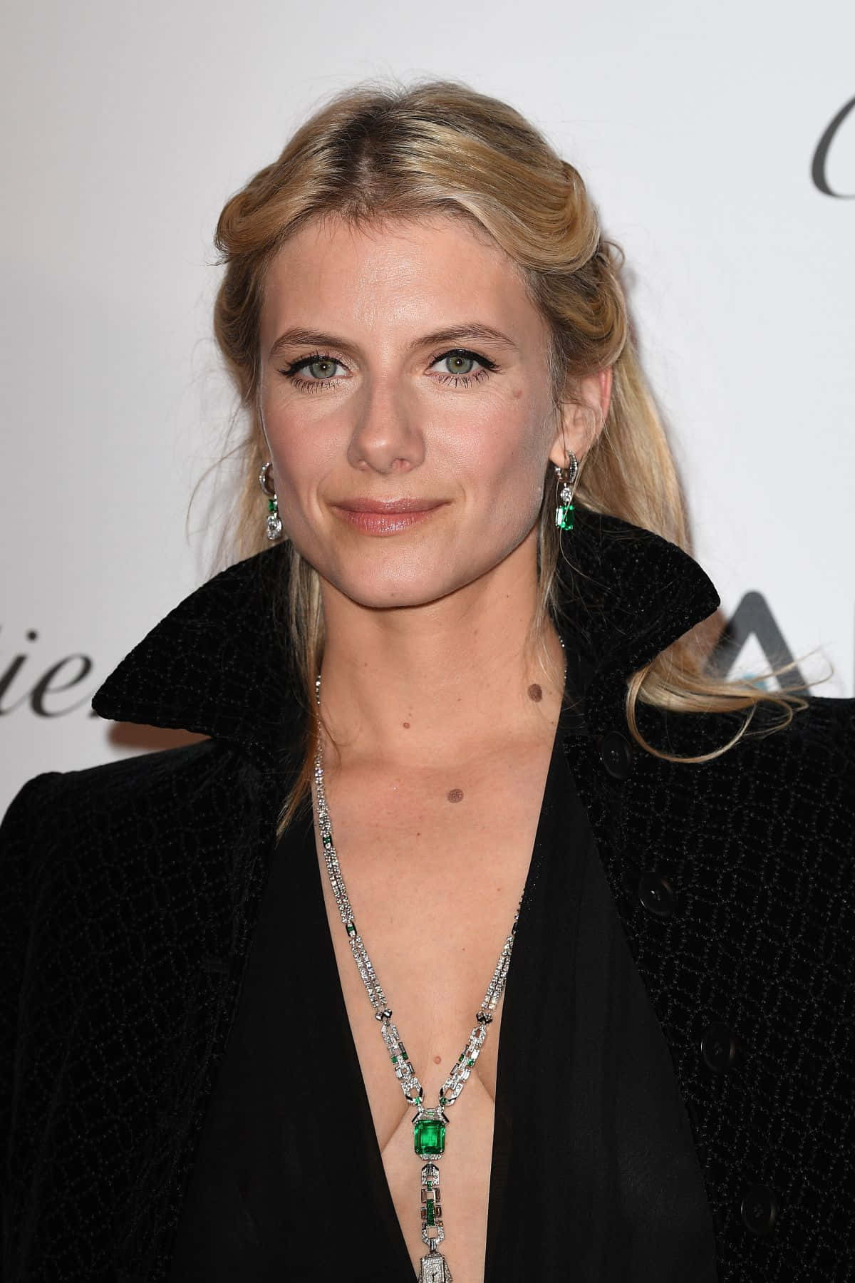 Mélanie Laurent, black coat, emerald and diamond necklace, HD Phone Wallpaper