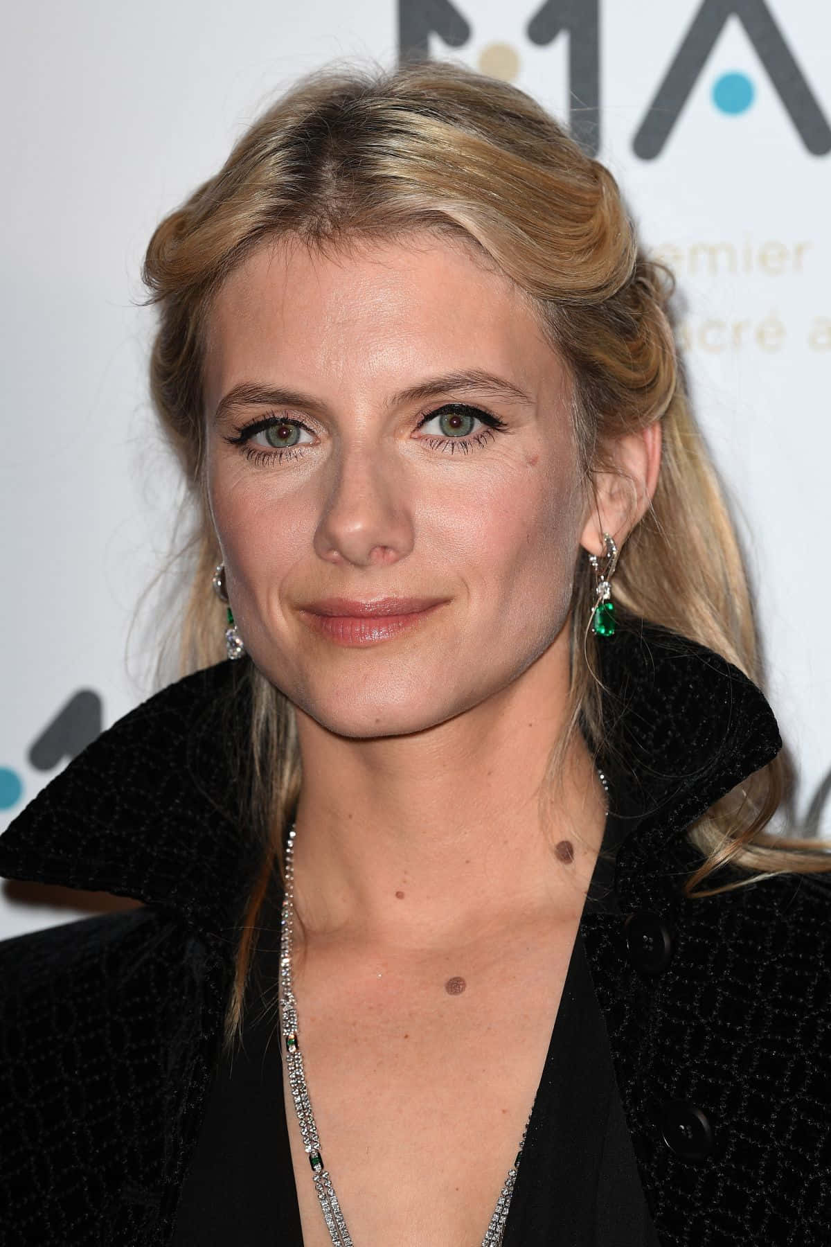 Mélanie Laurent, blonde hair, green eyes, HD Phone Wallpaper