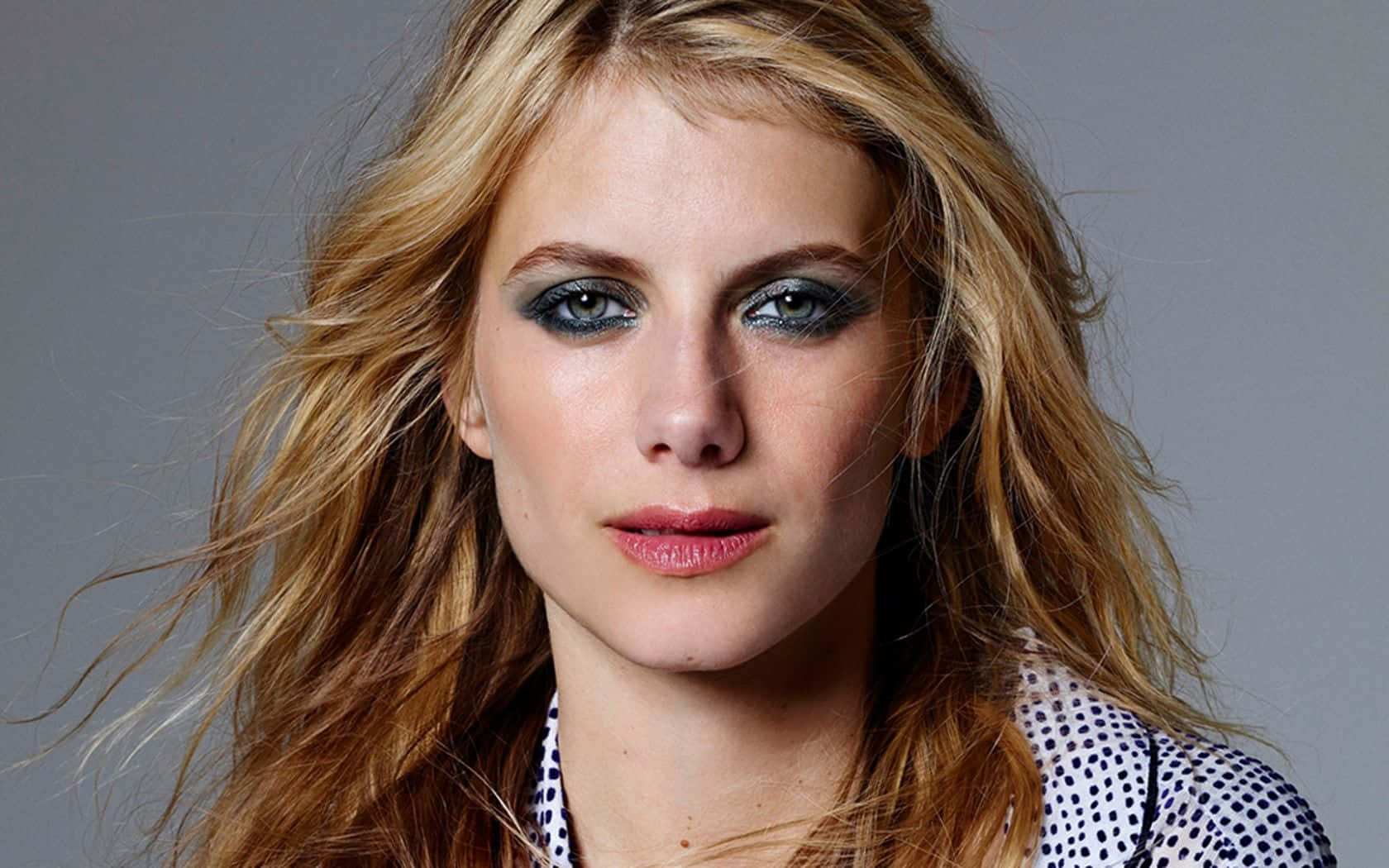 Mélanie Laurent, tousled blonde hair, bold smoky eye makeup, HD Desktop Wallpaper