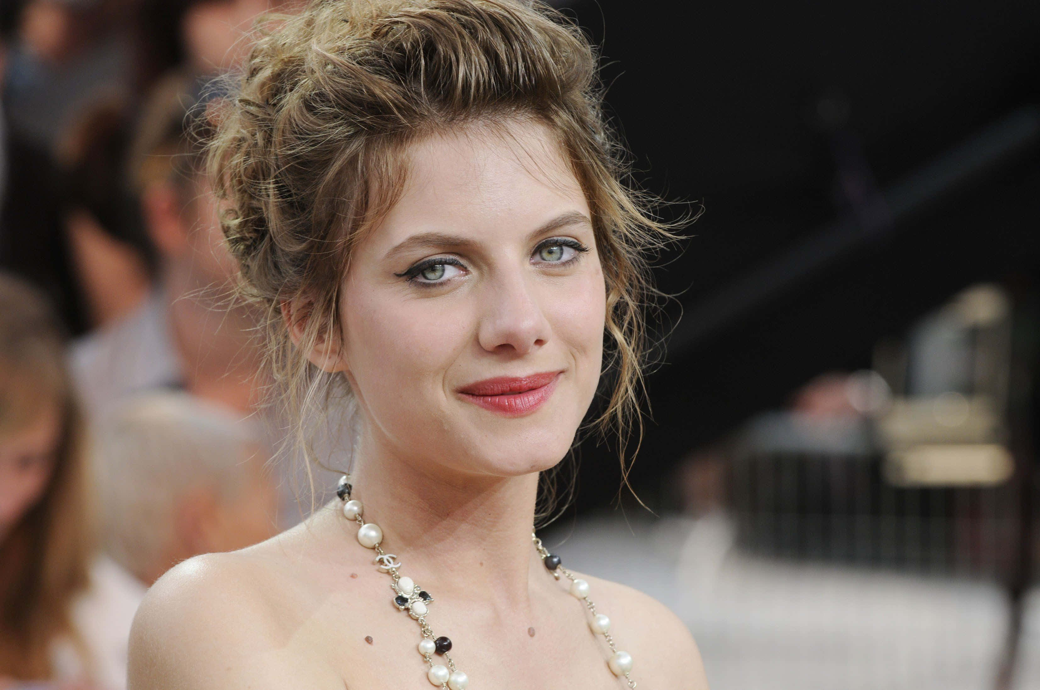 Mélanie Laurent, tousled blonde hair, pearl necklace, 2K Desktop Wallpaper