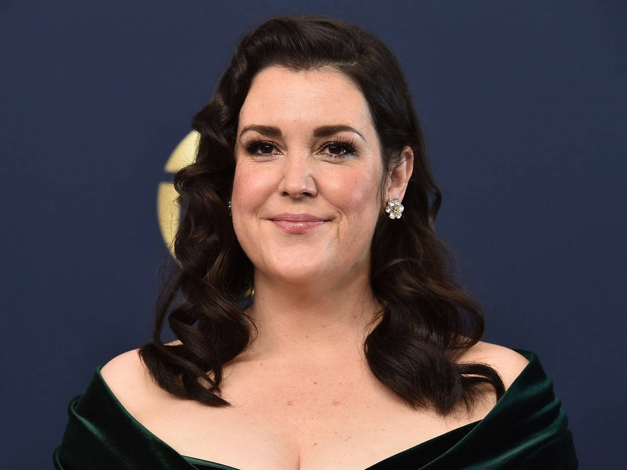 Melanie Lynskey, green velvet off-shoulder dress, blue backdrop, HD Desktop Wallpaper