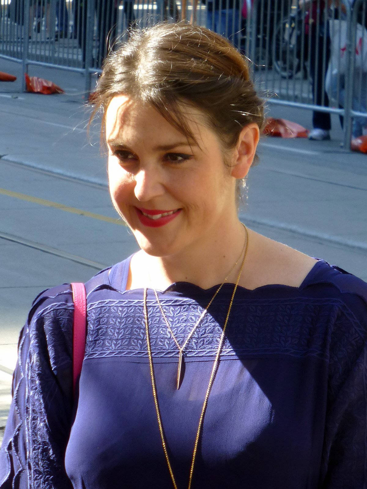 Melanie Lynskey, purple patterned top, gold necklace, HD Phone Wallpaper