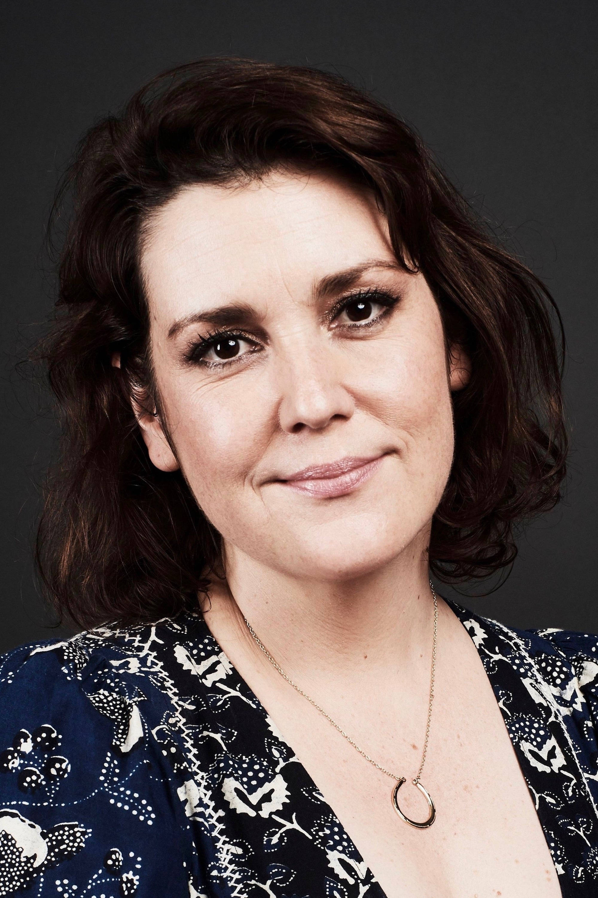 Melanie Lynskey, dark wavy hair, subtle smile, 2K Phone Wallpaper