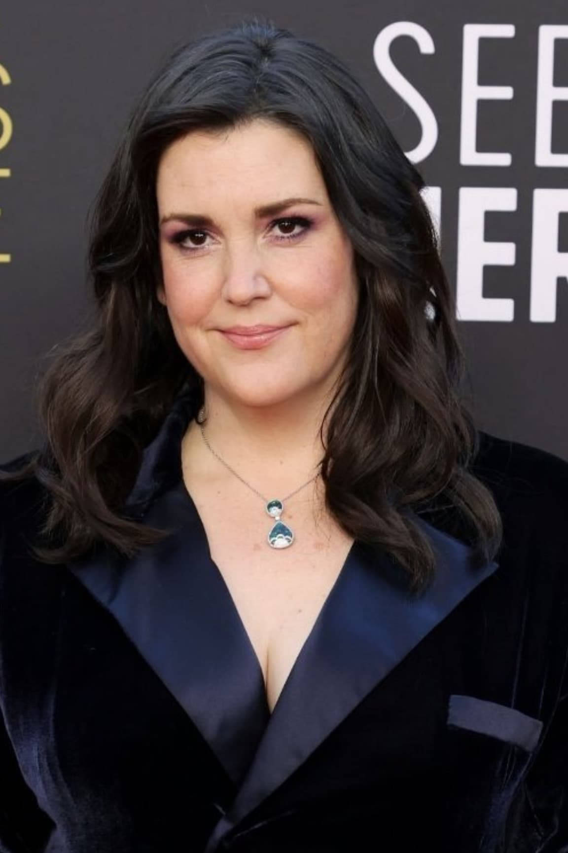 Melanie Lynskey, black velvet blazer, distinctive pendant necklace, HD Phone Wallpaper