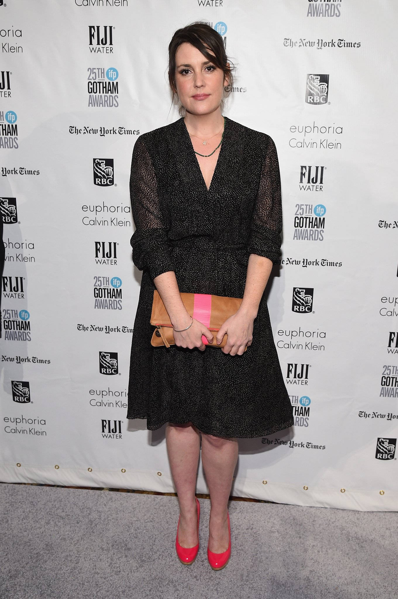 Melanie Lynskey, black textured dress, bright red heels, Full HD Phone Wallpaper