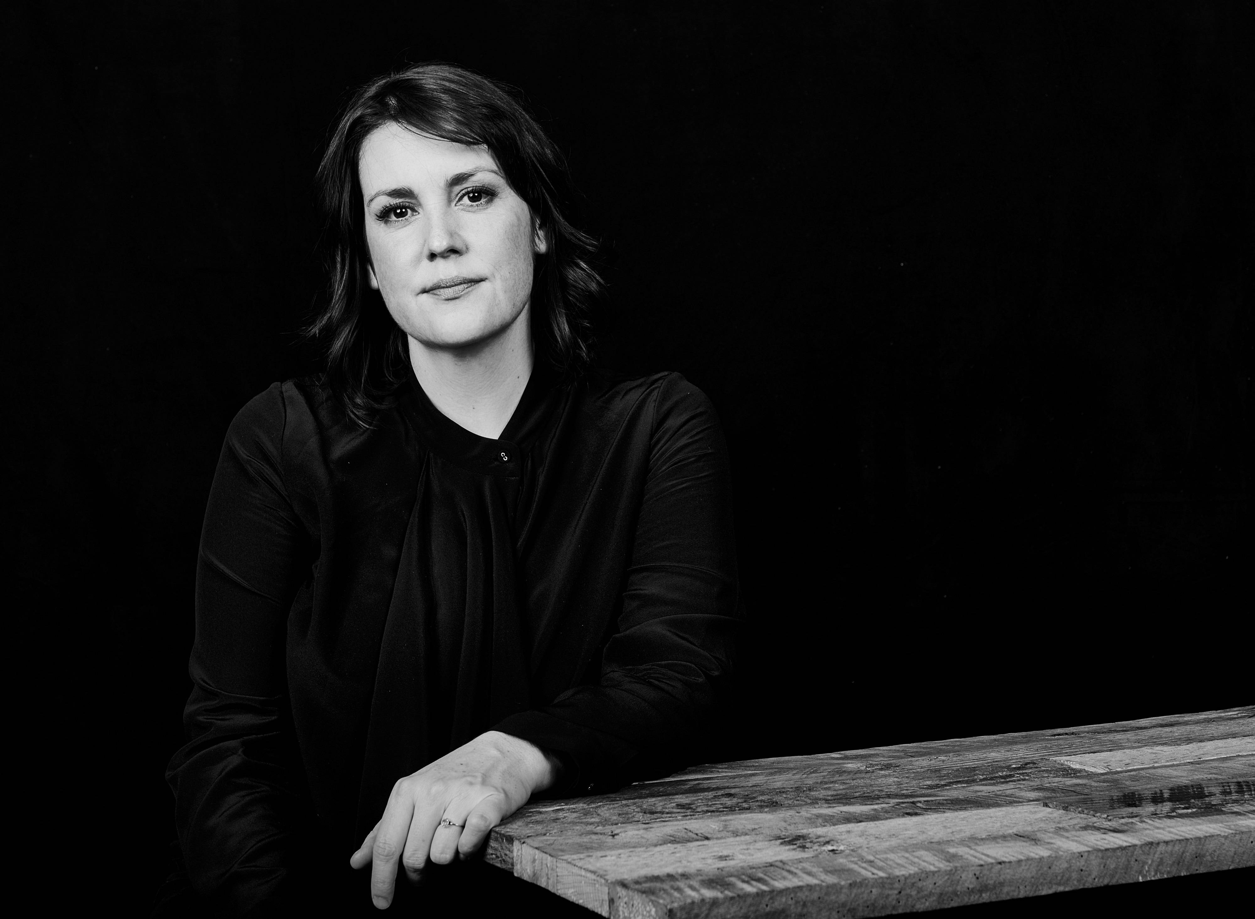 Melanie Lynskey, black attire, weathered wooden table, 4K Desktop Wallpaper