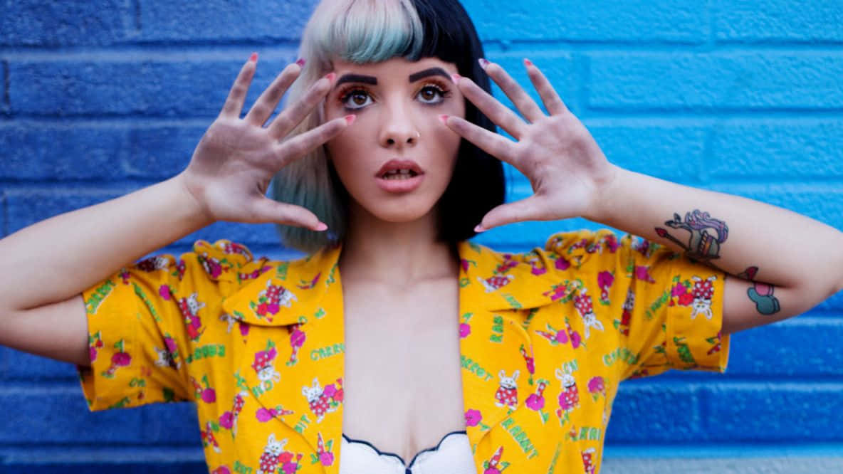 Melanie Martinez Aesthetic, yellow shirt, two-toned hair, SD Desktop Wallpaper