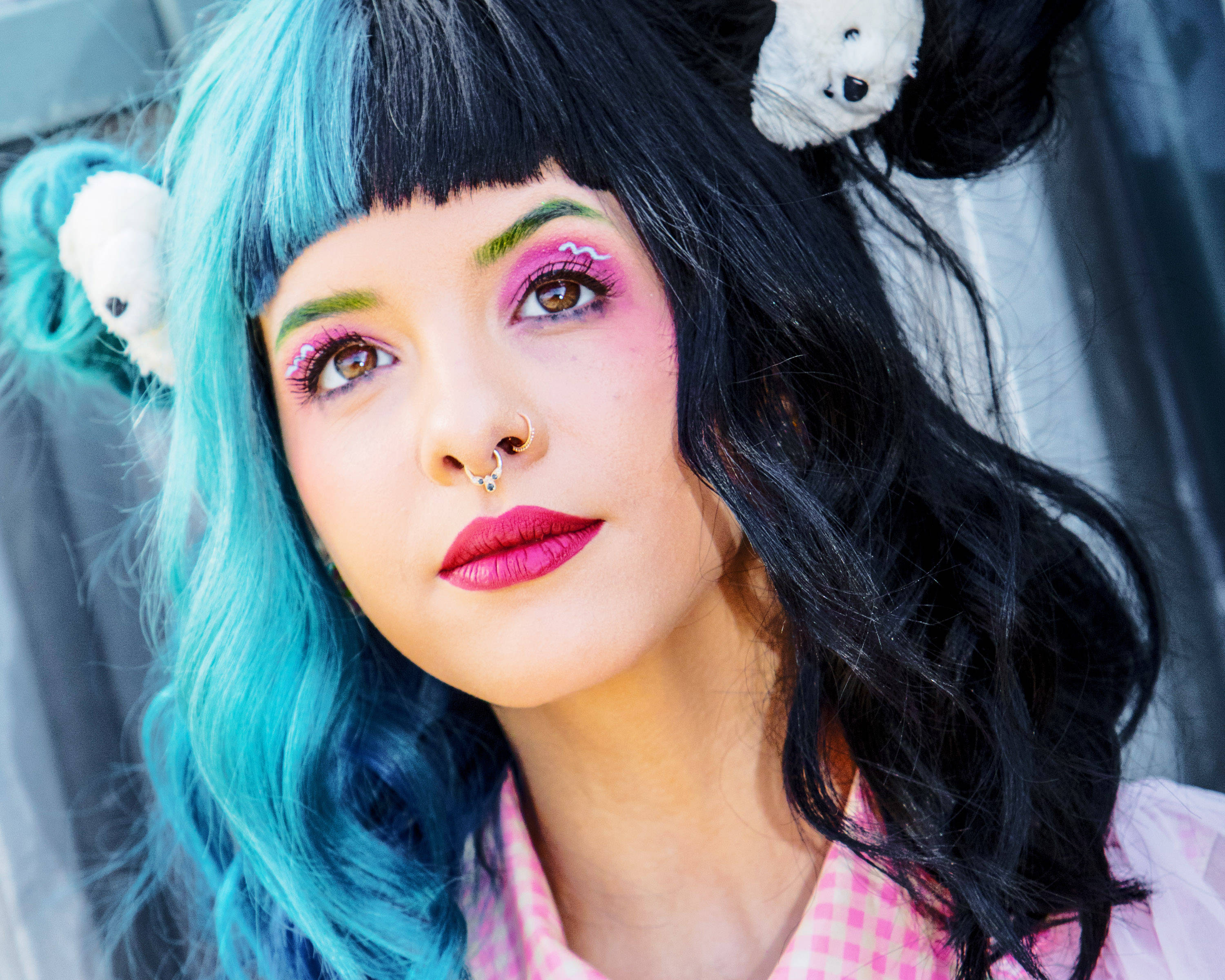 Melanie Martinez, vibrant blue hair, pink makeup, 2K Desktop Wallpaper