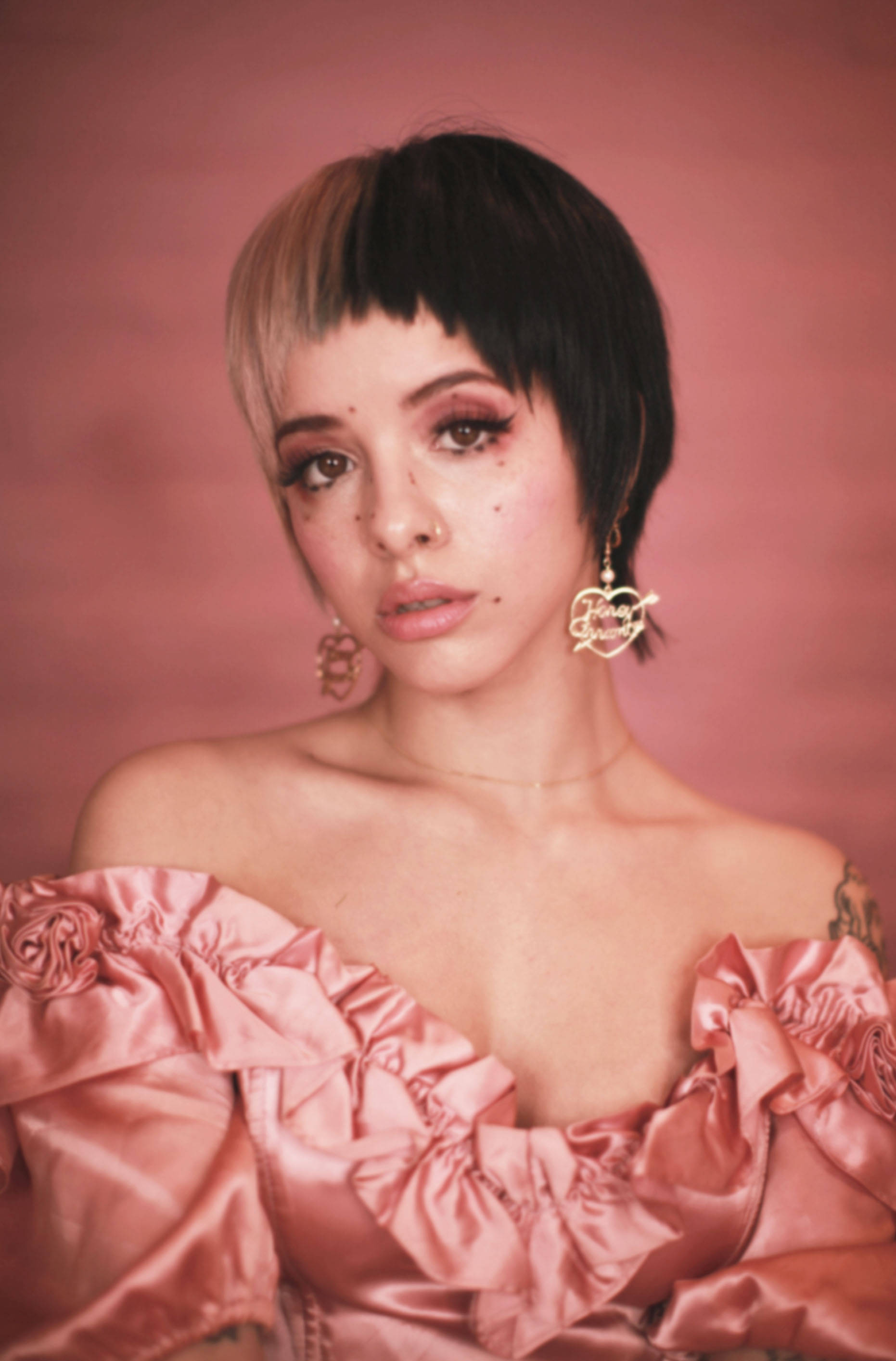 Melanie Martinez, pixie cut, black and blonde hair, 2K Phone Wallpaper