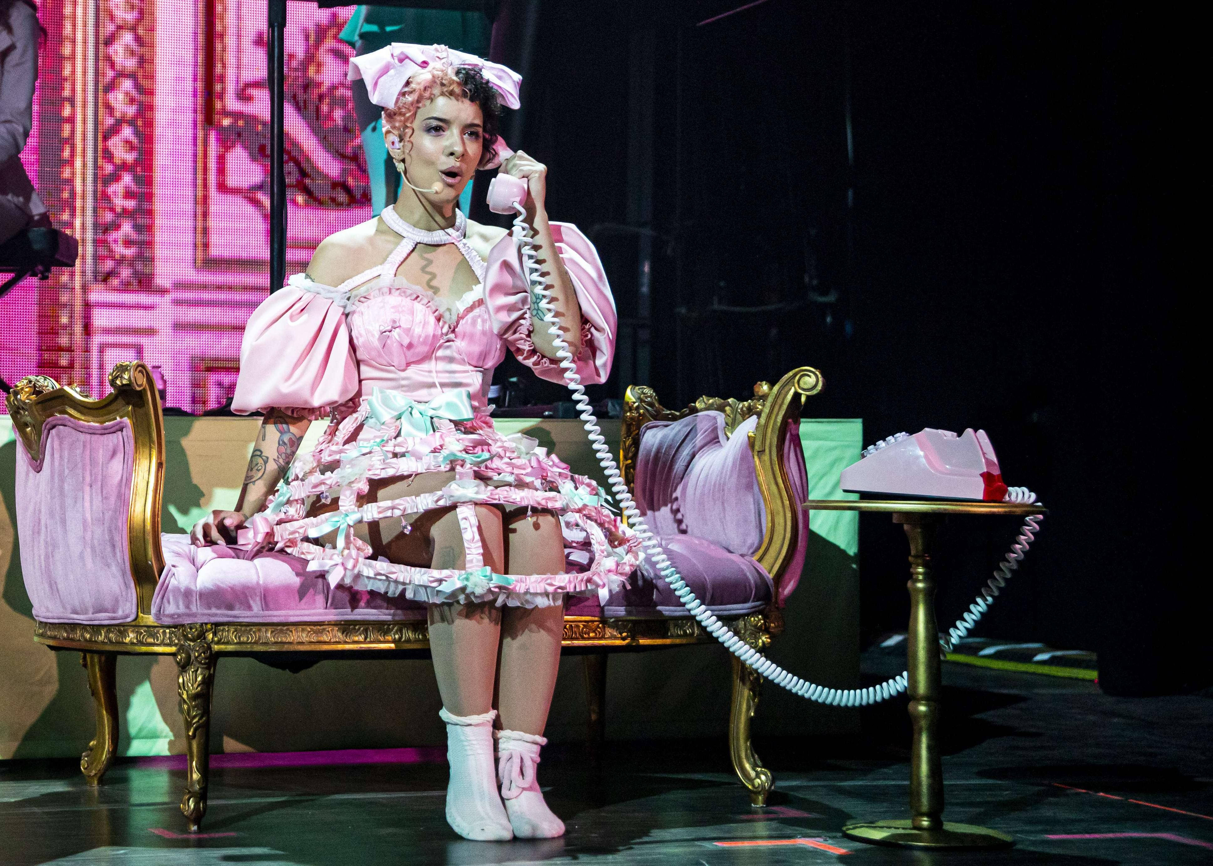Melanie Martinez, pink frilly maid outfit, gilded bench, 4K Desktop Wallpaper