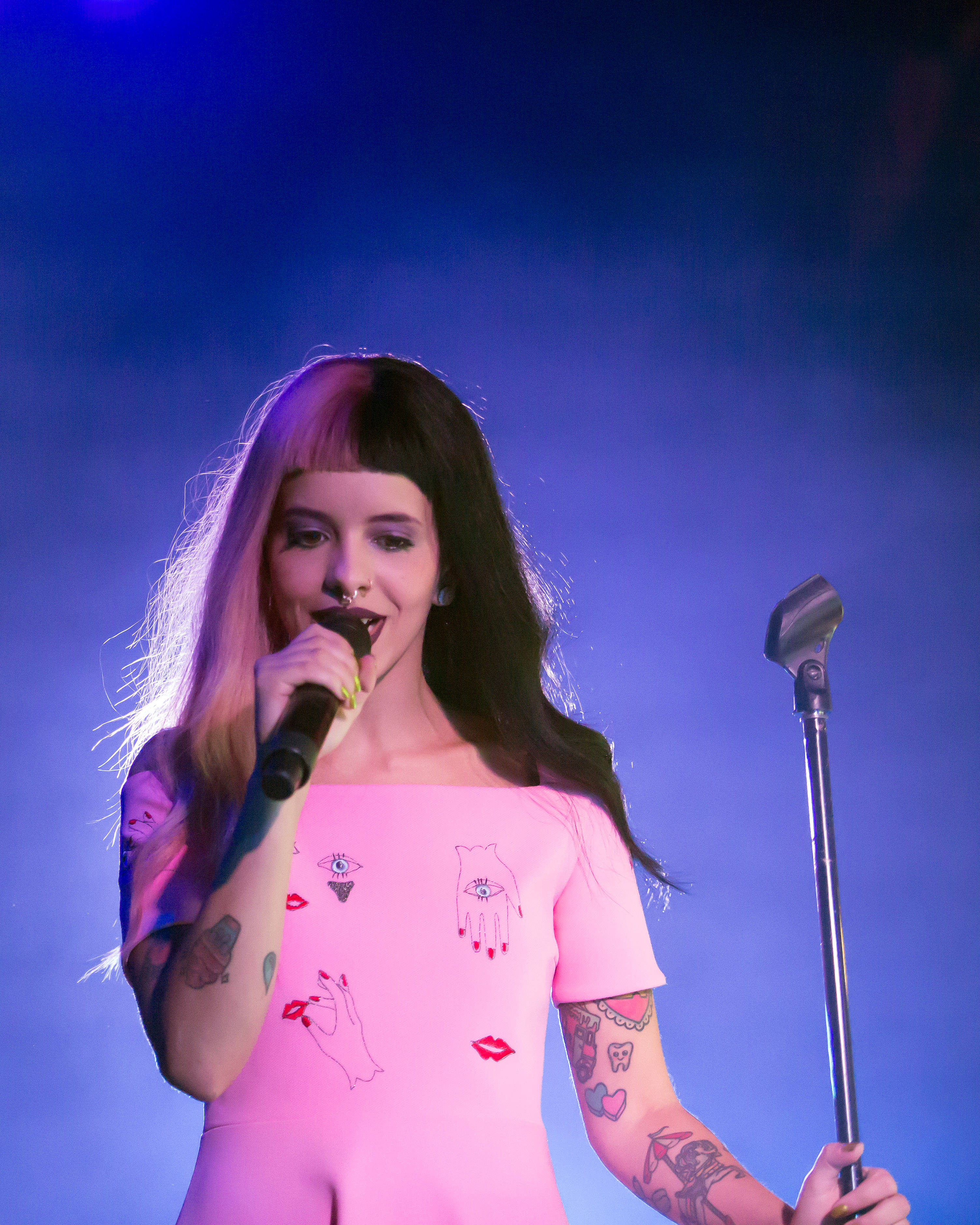 Melanie Martinez, pink outfit, blue stage lights, 2K Phone Wallpaper