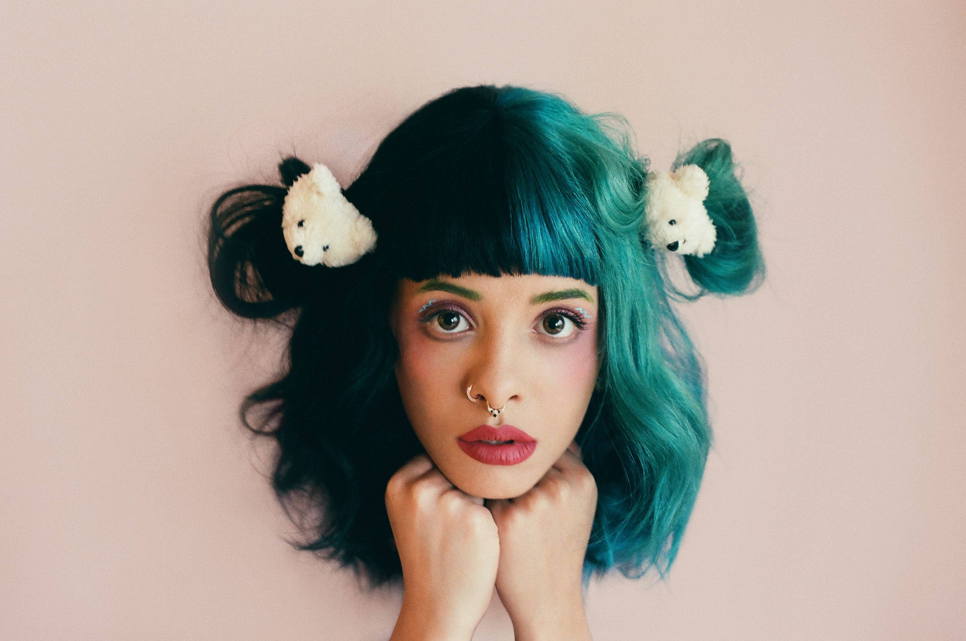 Melanie Martinez, teal and black hair, pigtails, 2K Desktop Wallpaper