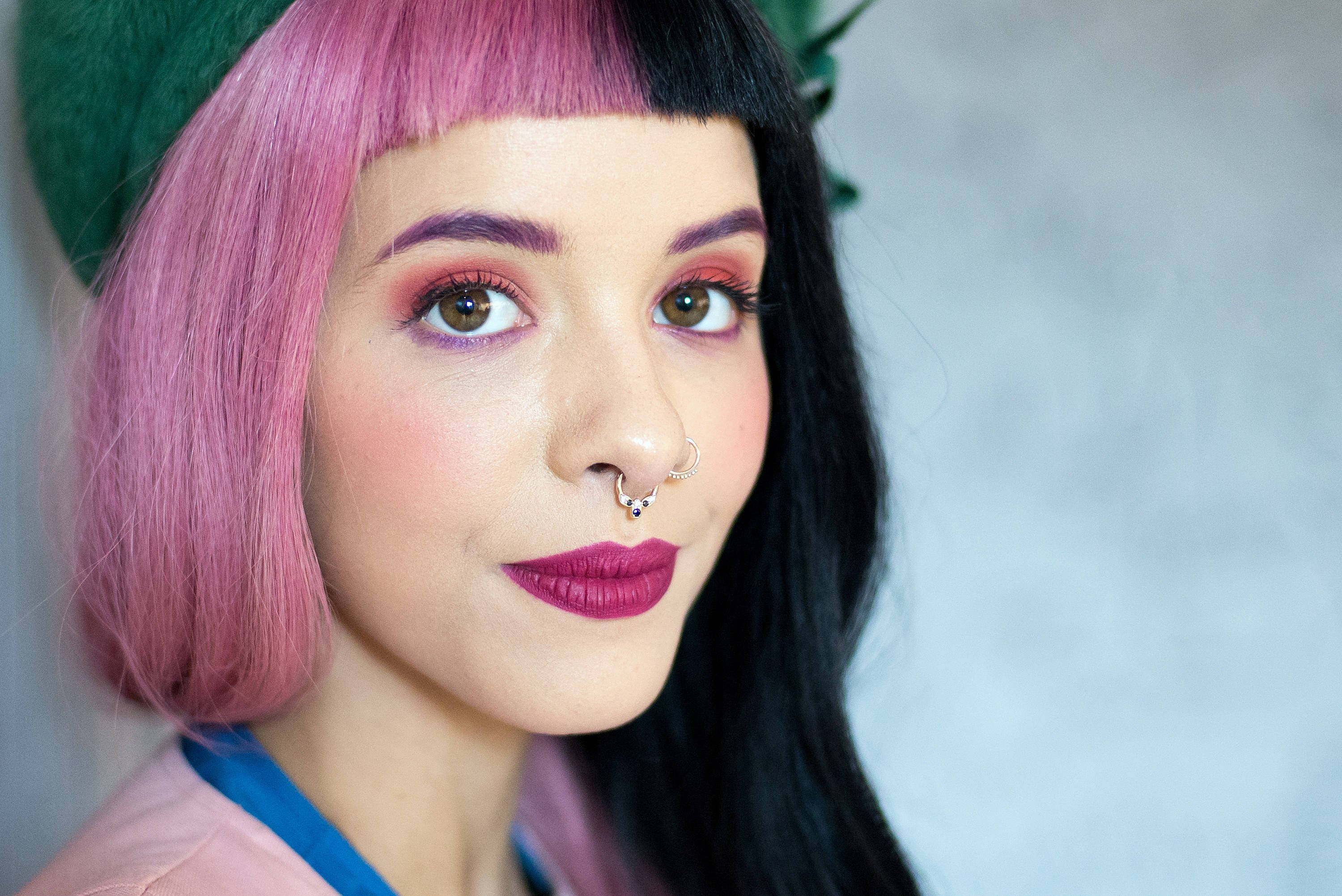 Melanie Martinez, pink and black hair, bold makeup, 2K Desktop Wallpaper