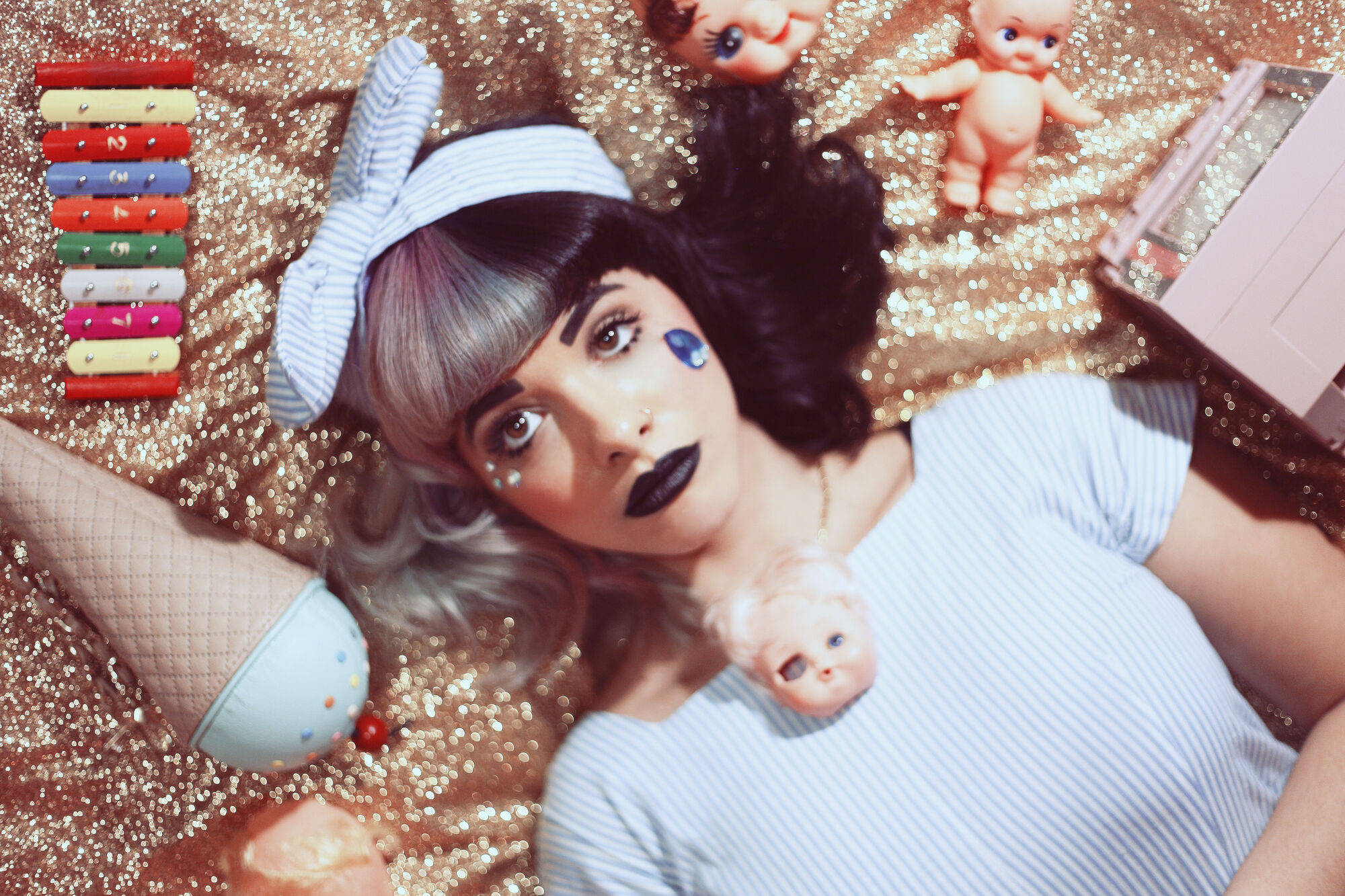 Melanie Martinez, striped bow, glittering gold fabric, Full HD Desktop Wallpaper