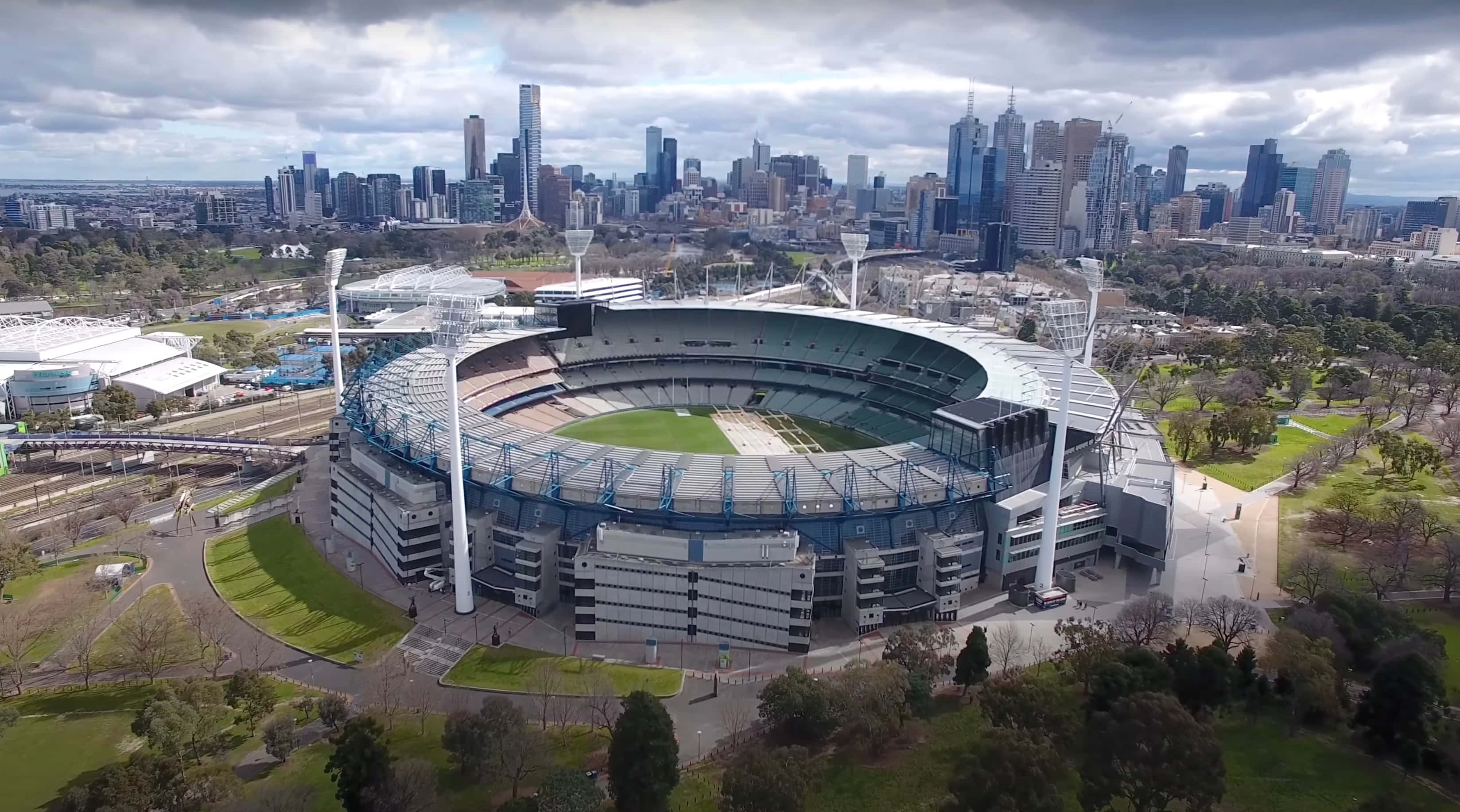 Melbourne Cricket Ground, green parkland, city skyline, 2K Desktop Wallpaper