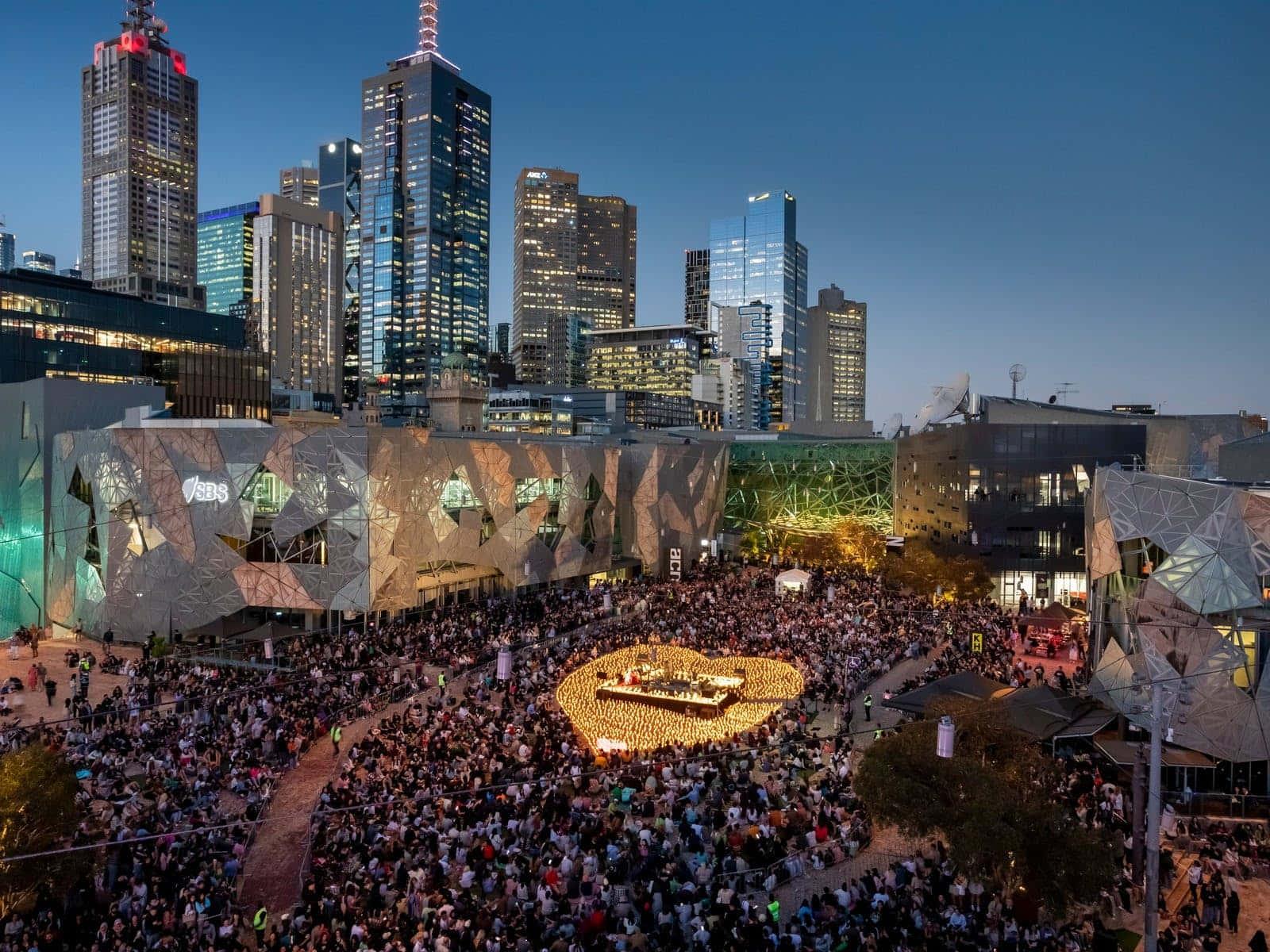 Melbourne Federation Square, glowing stage, bustling crowd, HD Desktop Wallpaper
