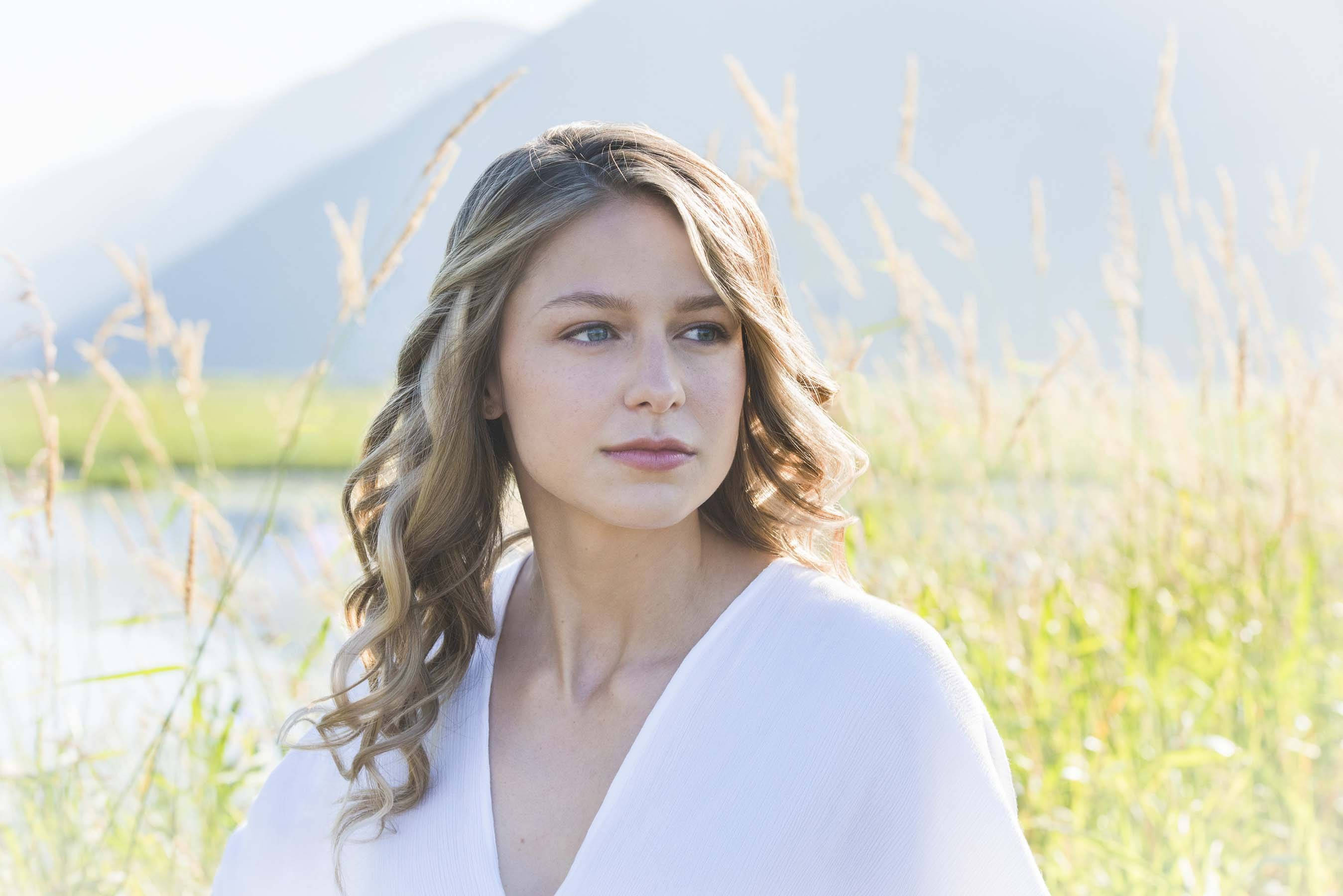 Melissa Benoist, white dress, tall grass, 2K Desktop Wallpaper