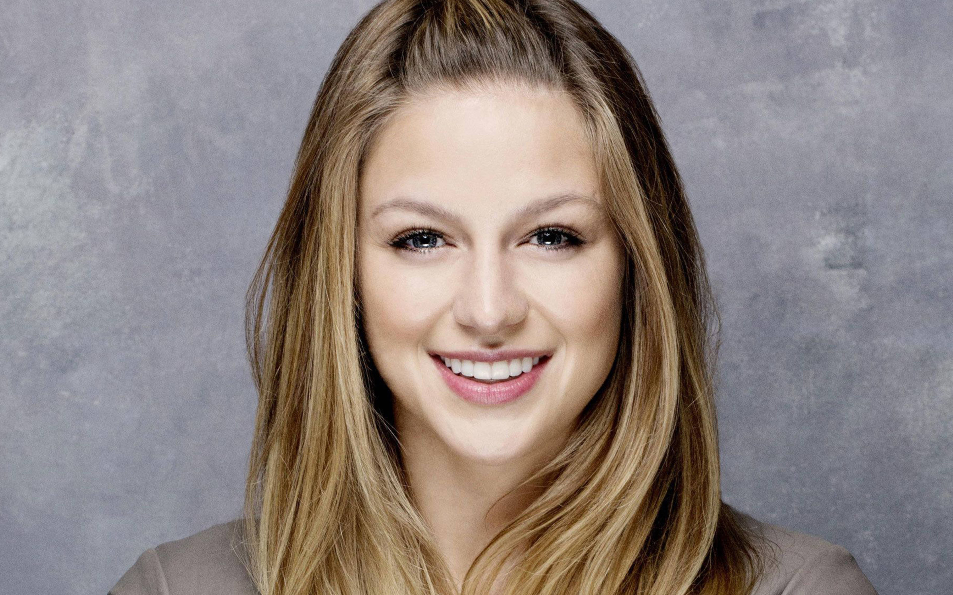 Melissa Benoist, long blonde hair, textured gray background, 4K Desktop Wallpaper