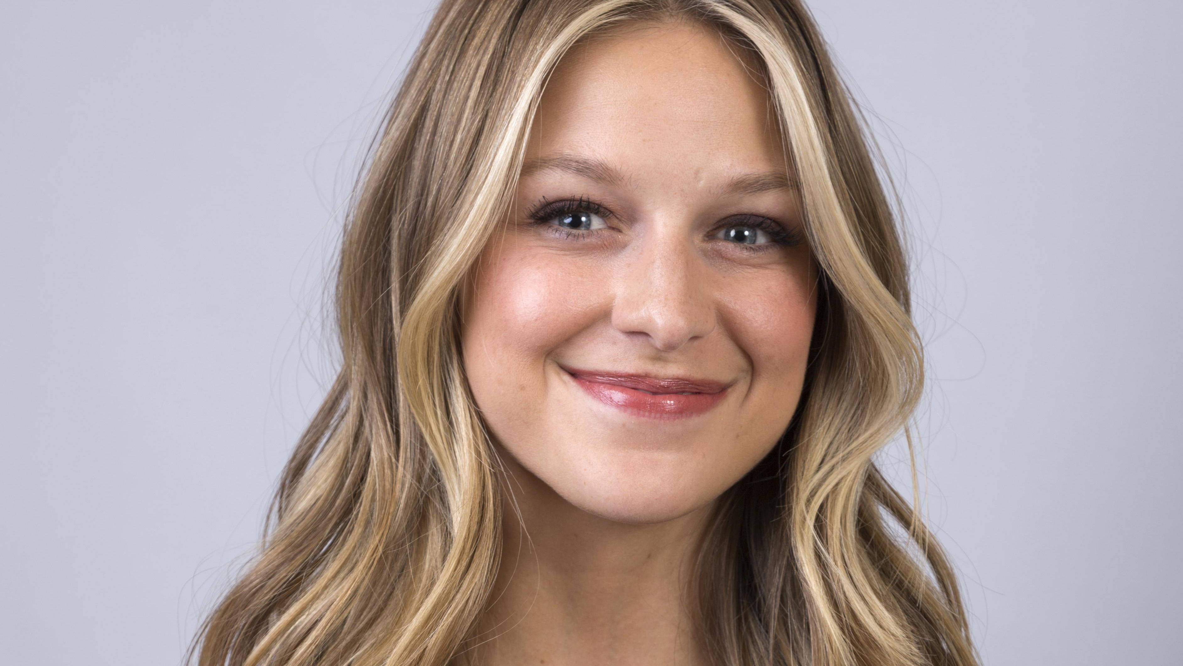 Melissa Benoist, wavy blonde hair, soft gray background, 2K Desktop Wallpaper