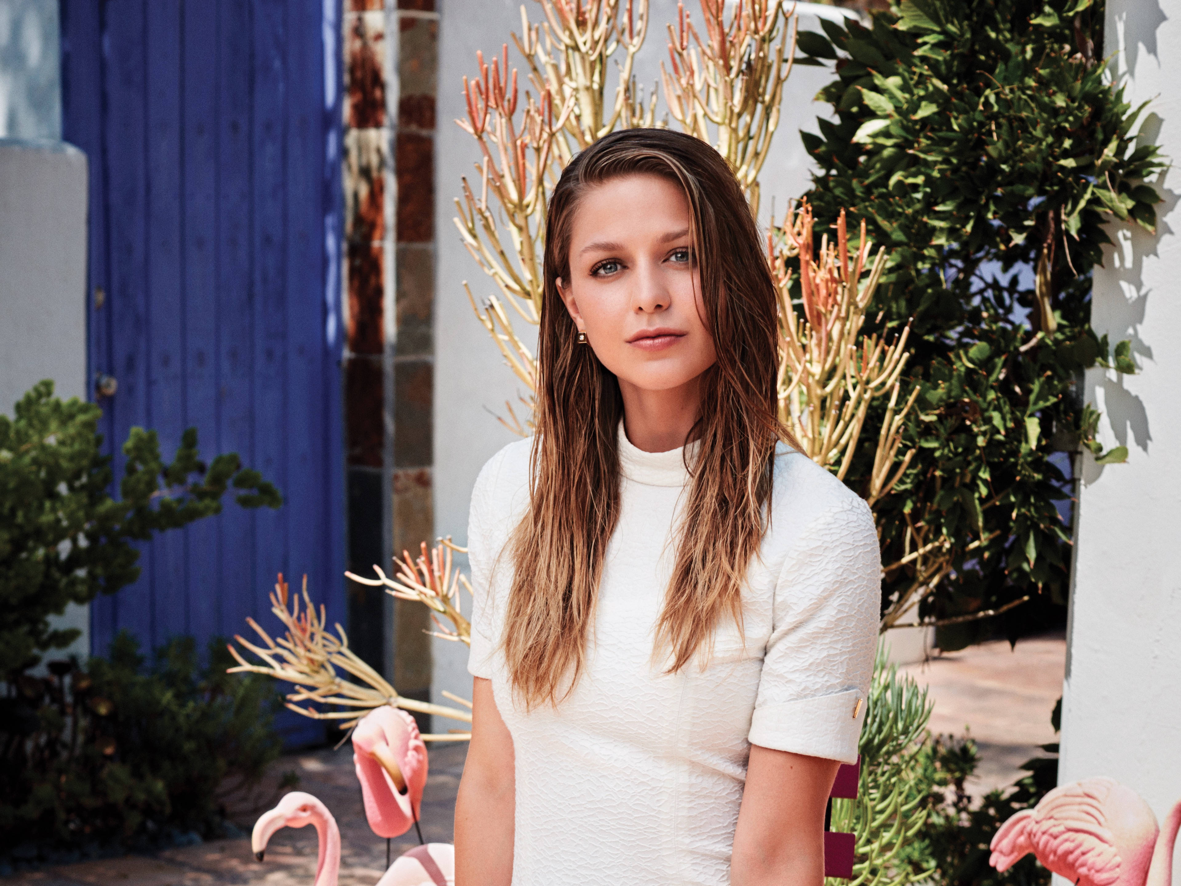 Melissa Benoist, white textured top, pink flamingo statues, 4K Desktop Wallpaper